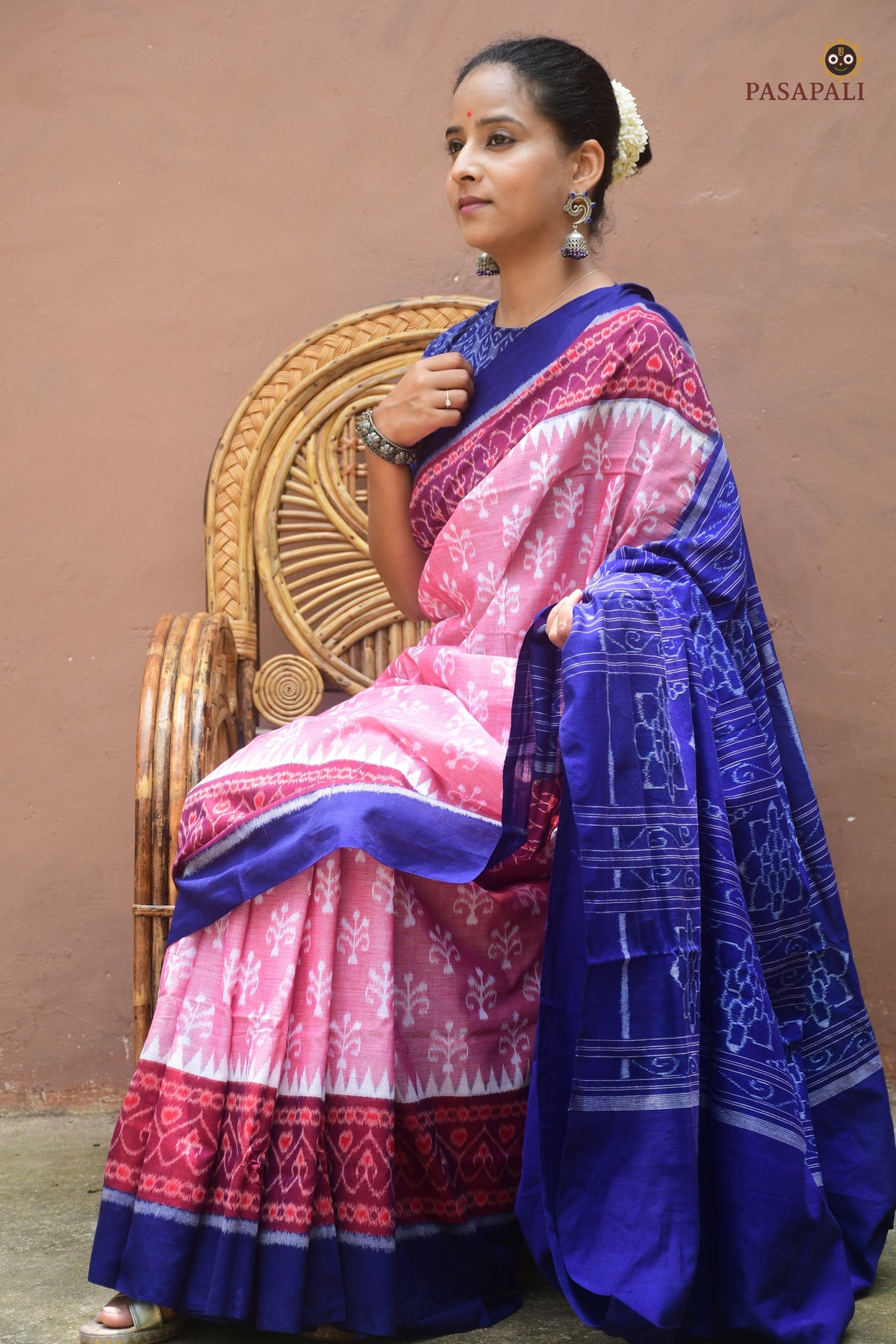 Hemavati Sambalpuri handloom saree — mercerized cotton texture detail showing Bandha ikat weave surface, Pasapali