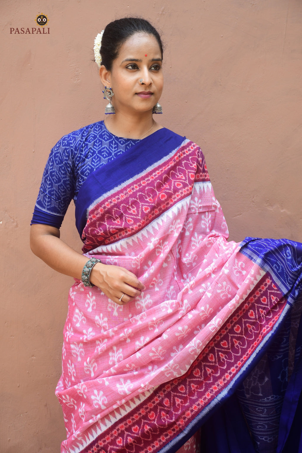Hemavati Sambalpuri Bandha saree — flower buta motif detail across pink cotton body, Bhulia weavers Odisha