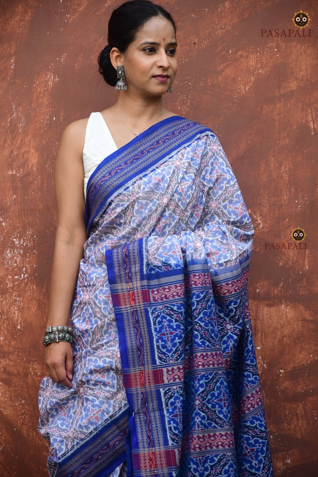 Indulekha white Sambalpuri cotton saree — full hero view, Bandha weave, blue geometric florals, Pasapali