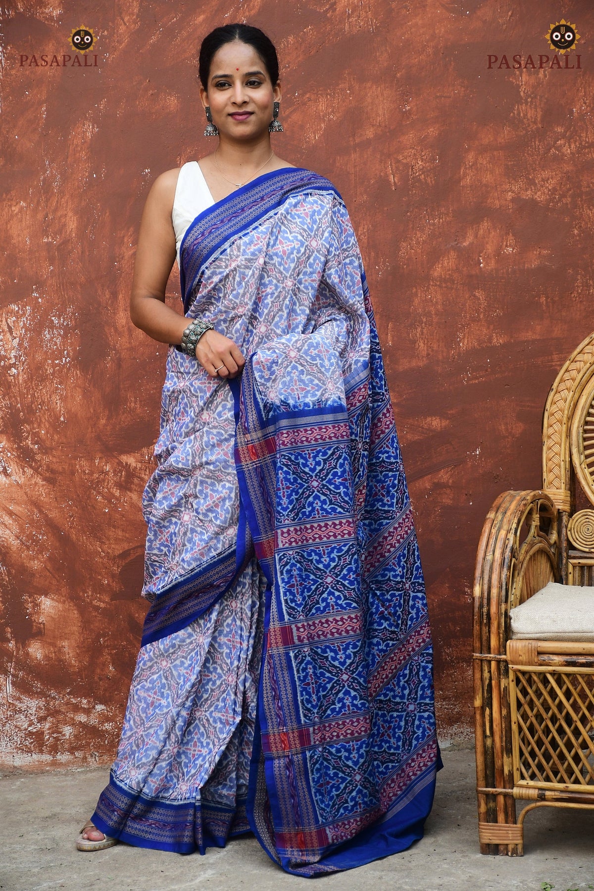 Indulekha Sambalpuri handloom saree — close-up of Rudraksha border motif in blue on white mercerized cotton