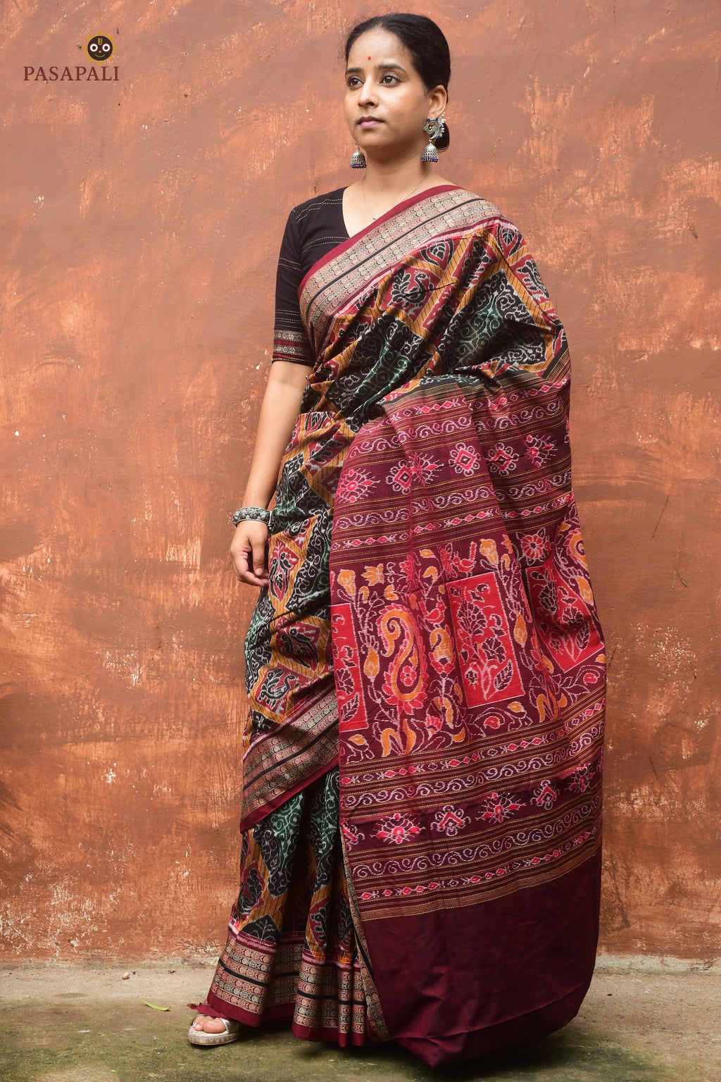 Kadambini multicolor Sambalpuri cotton saree overall flat lay — Bhulia weave, Pasapali