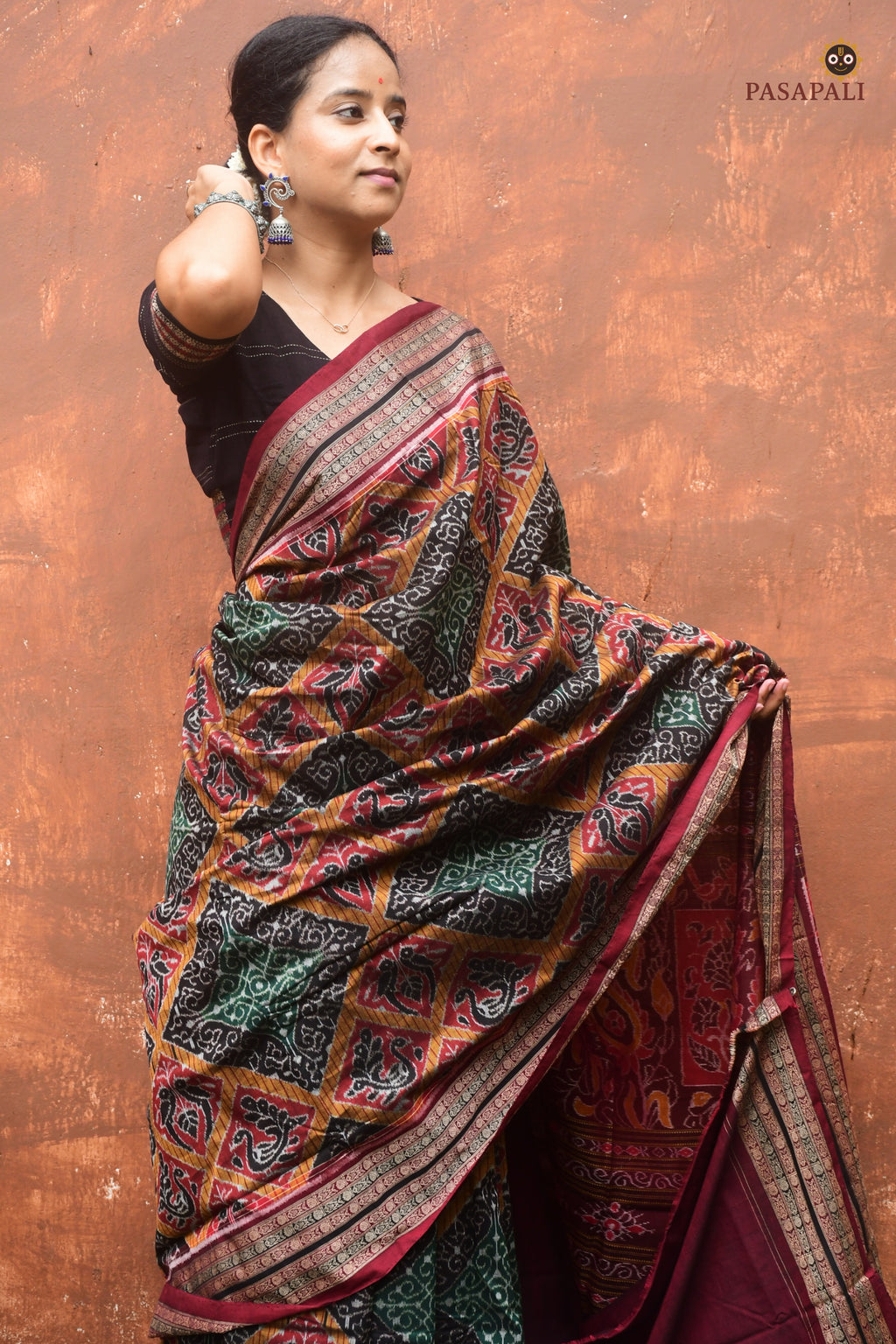 Kadambini fish border motif close-up — Sambalpuri double ikat cotton saree, Pasapali