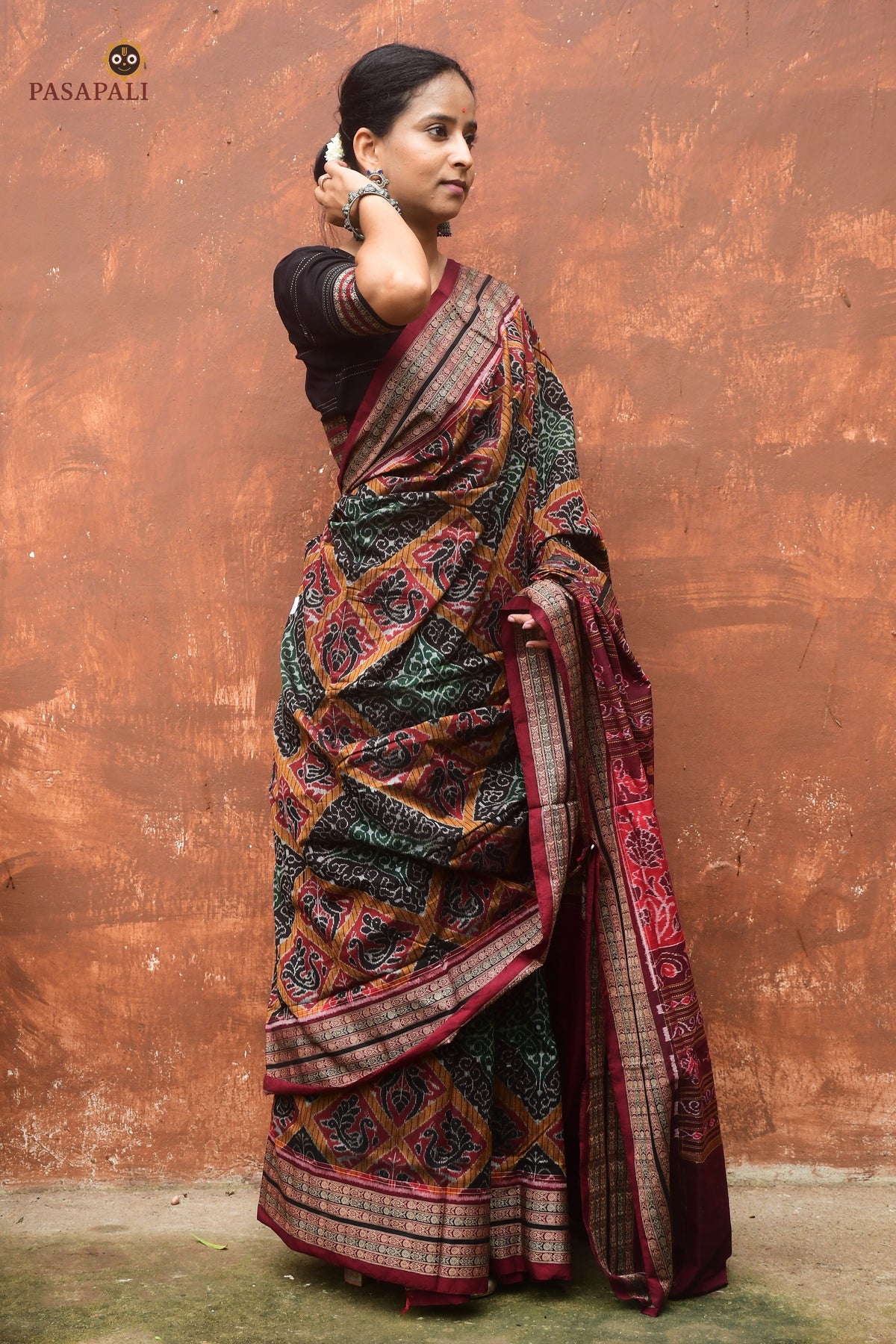 Mercerized cotton texture close-up of Kadambini Sambalpuri handloom saree, Pasapali