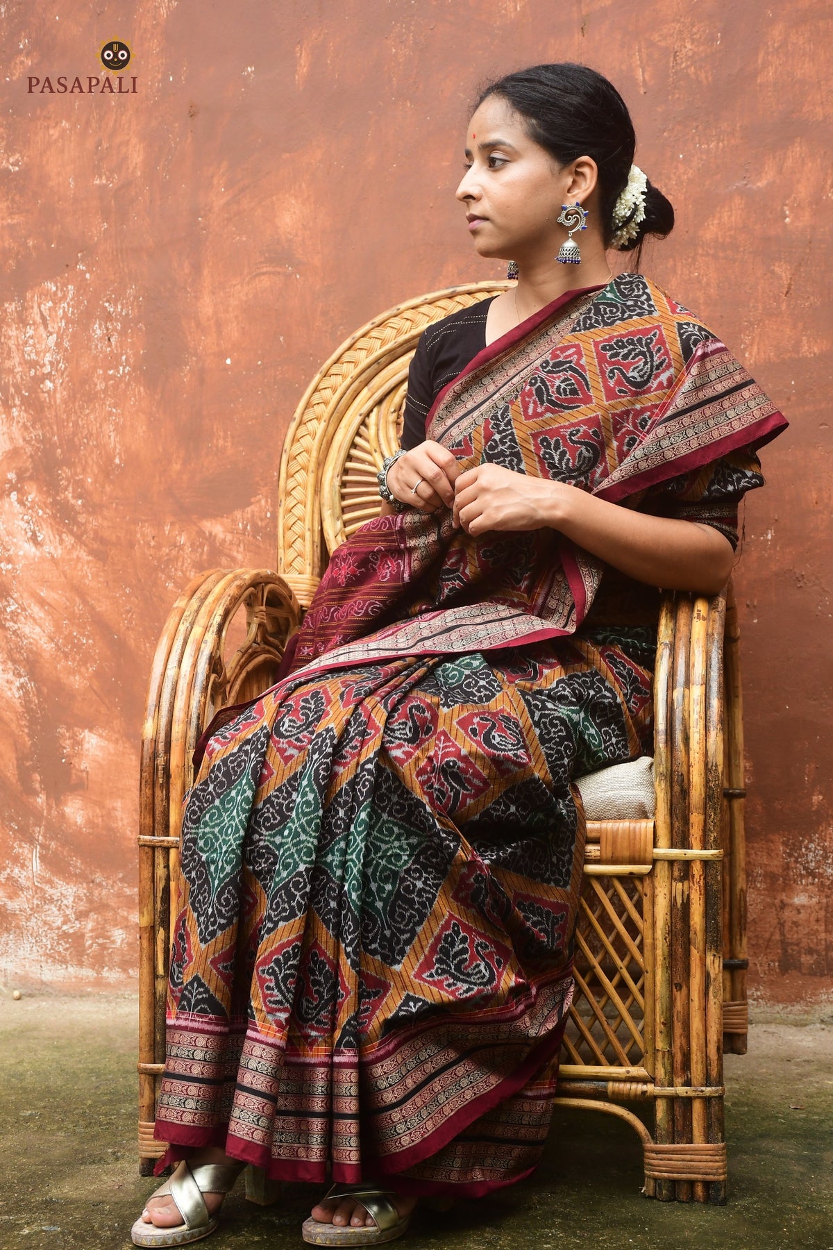 Opposite-facing parrot motif detail on Kadambini Sambalpuri Bandha saree, Pasapali