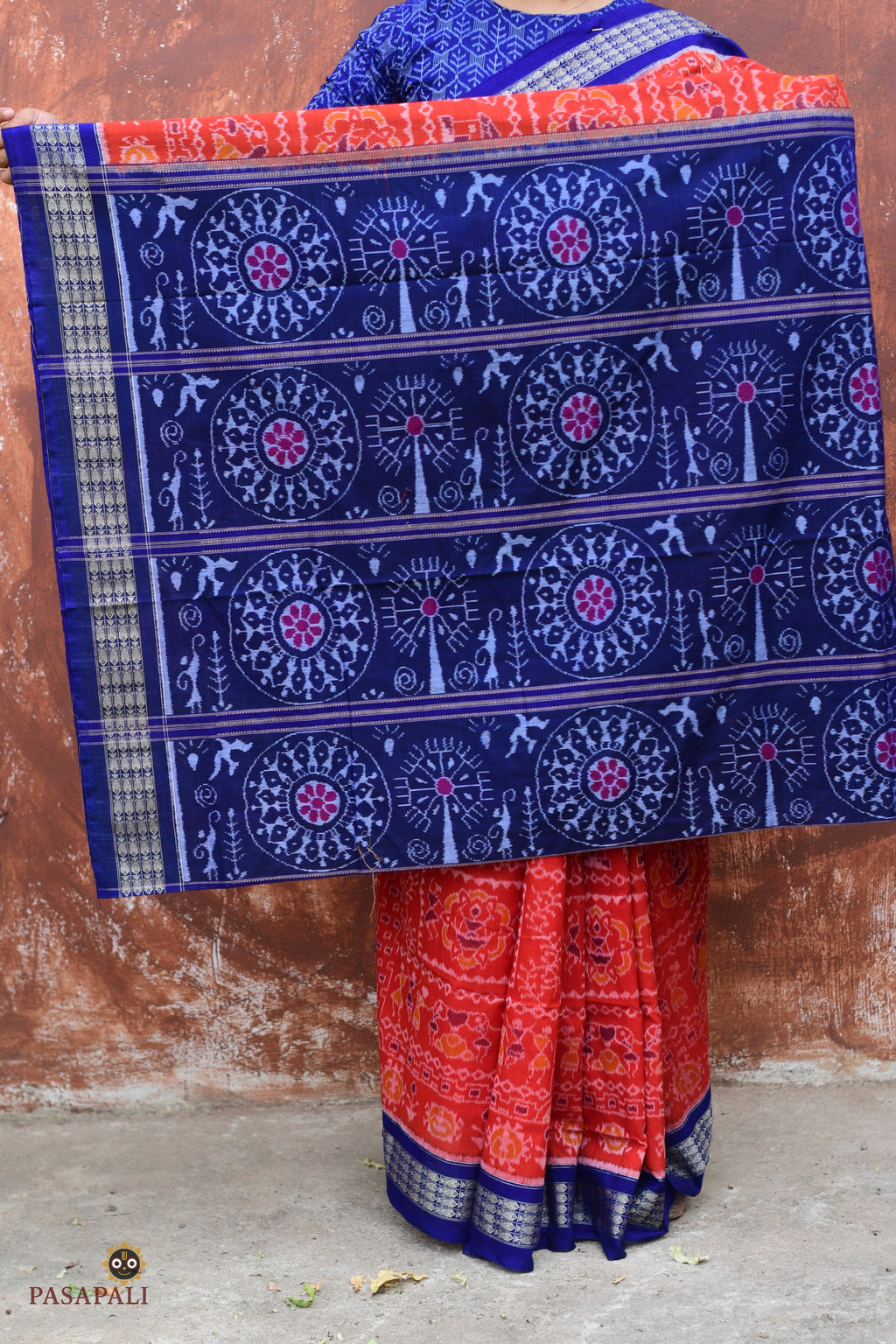 Flat lay of Kalapini orange Sambalpuri cotton saree showing full body, fish border and pallu, Pasapali