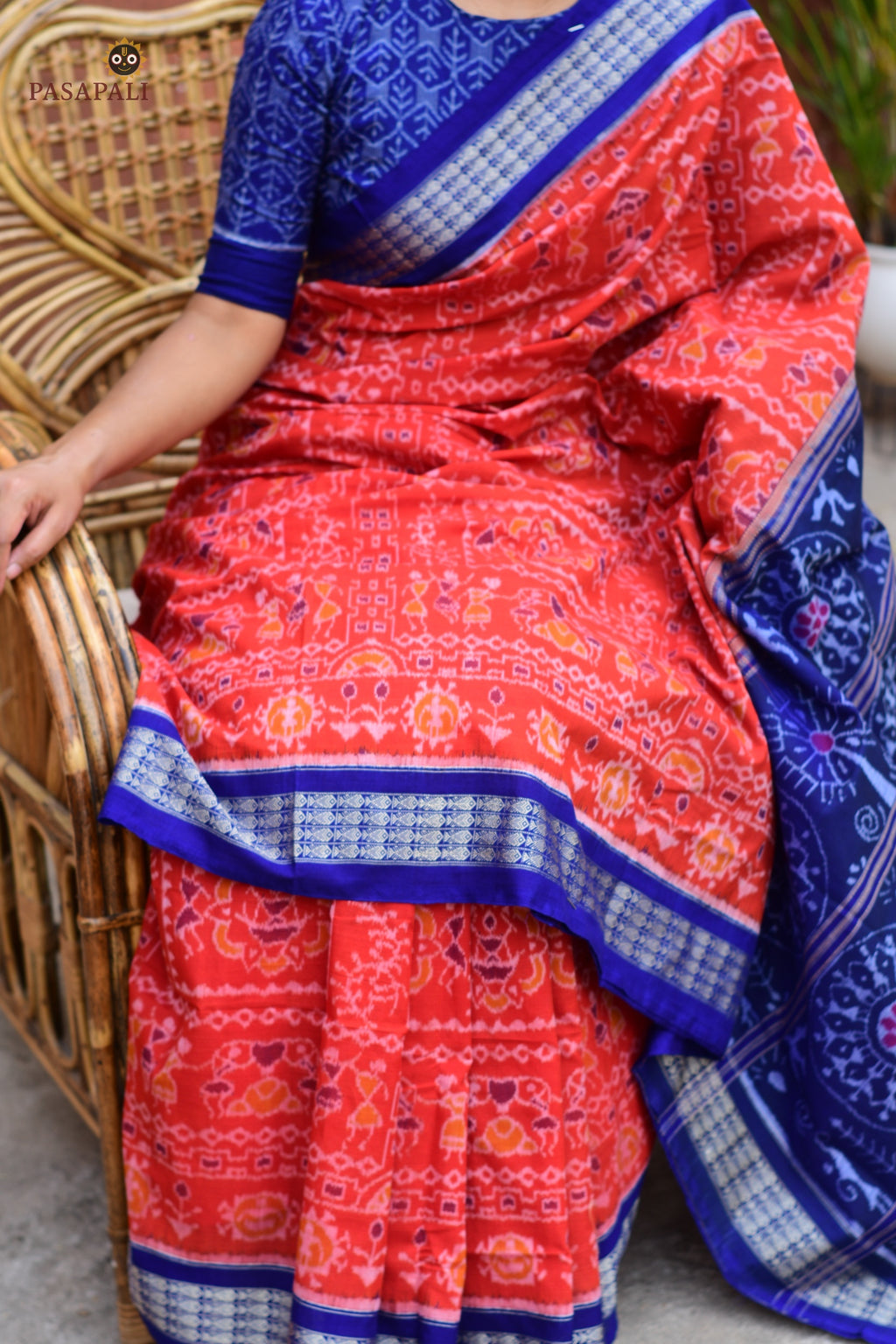 Pallu detail of Kalapini — tribal figures in large circle compositions, Sambalpuri double ikat, Pasapali