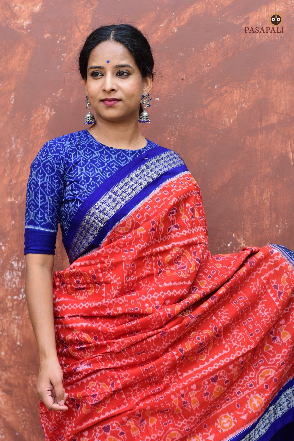 Body weave detail of Kalapini showing tribal motifs in orange mercerized cotton, Sambalpuri handloom, Pasapali