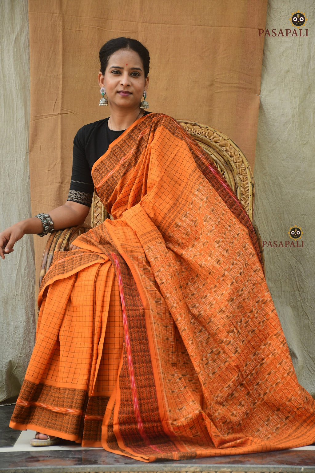 Kanakrekha saree fish motif border close-up — Bandha double ikat weave, Sambalpuri handloom
