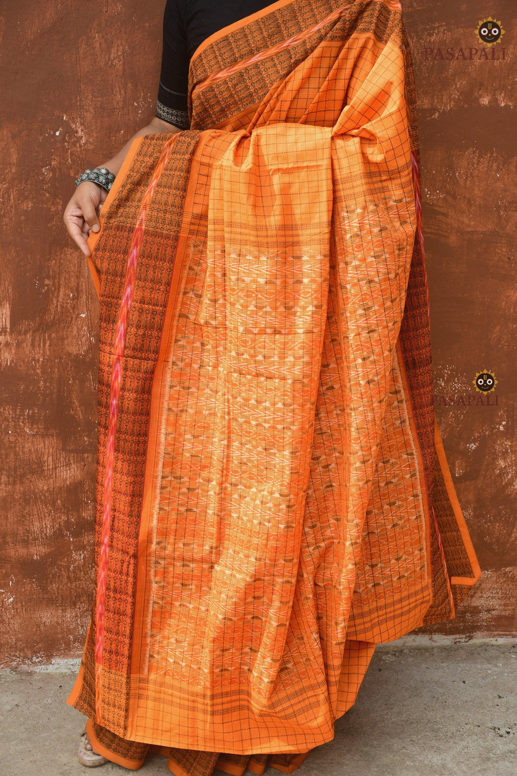 Kanakrekha mercerized cotton texture close-up — 120x120 thread count, Sambalpuri handloom