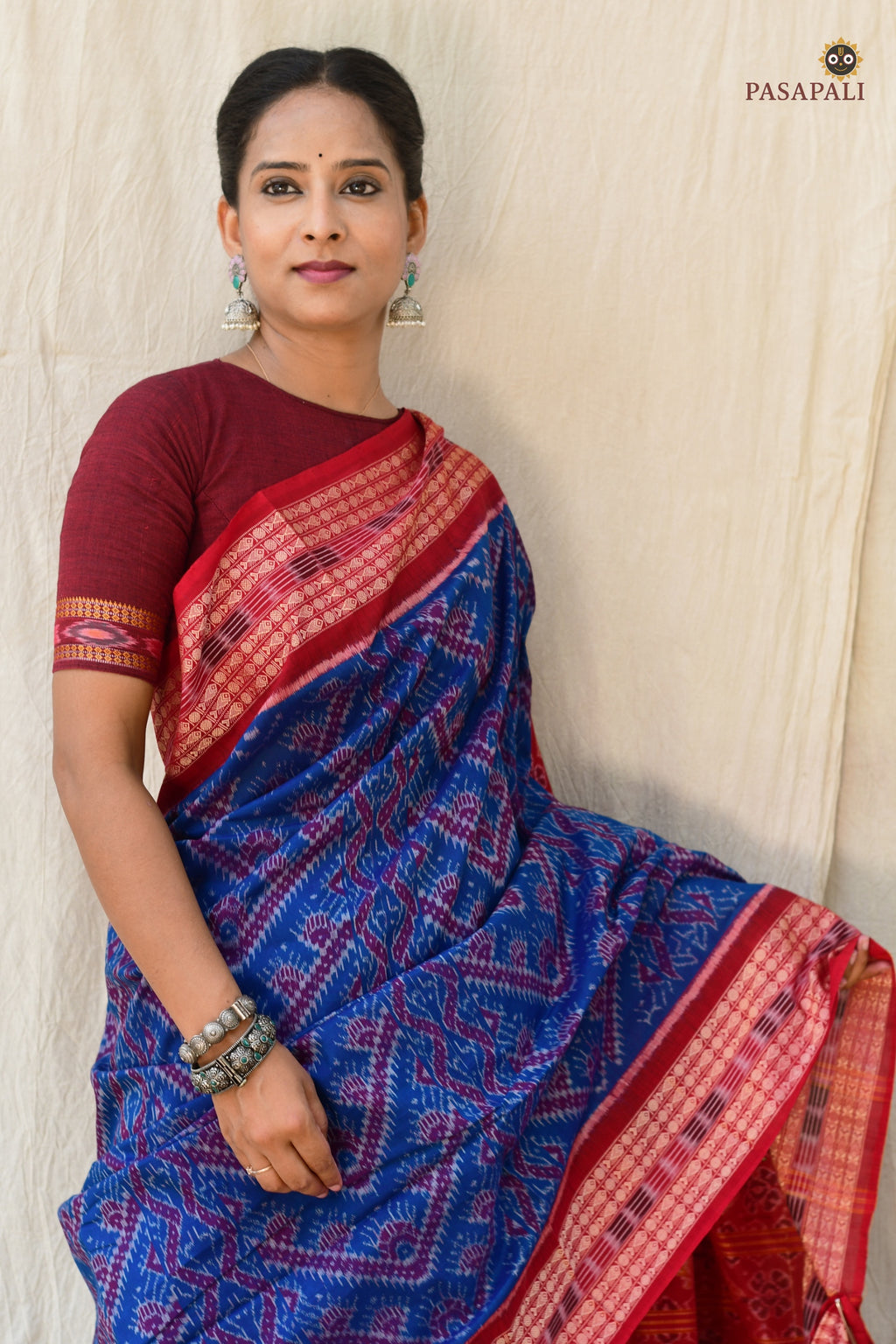Close-up of fish motif border on Kaumudi Blue Sambalpuri Bandha handloom cotton saree by Pasapali