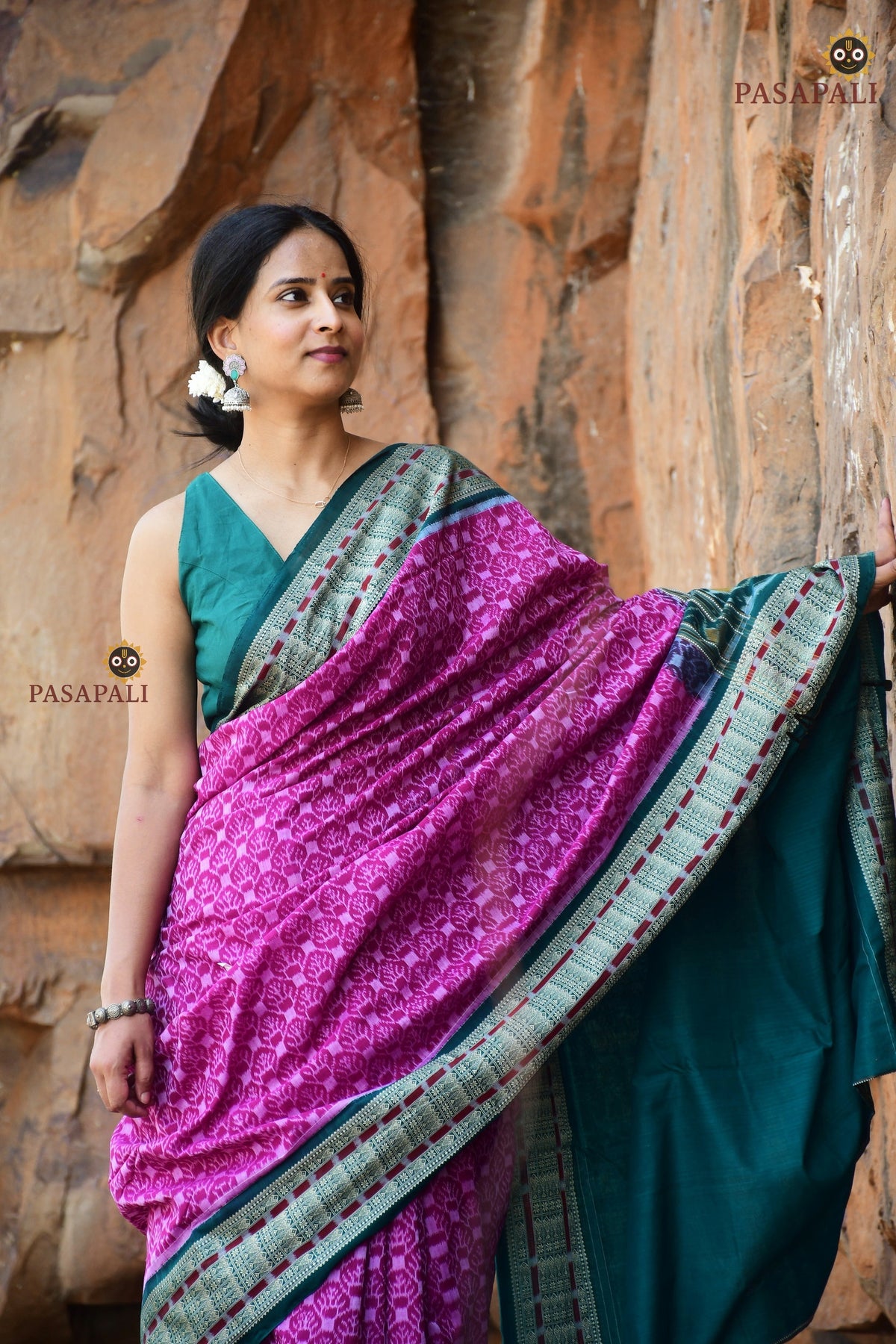 Jala ikat body pattern detail — Kumudini Purple Pink Sambalpuri Bandha cotton saree woven by Bhulia weavers.