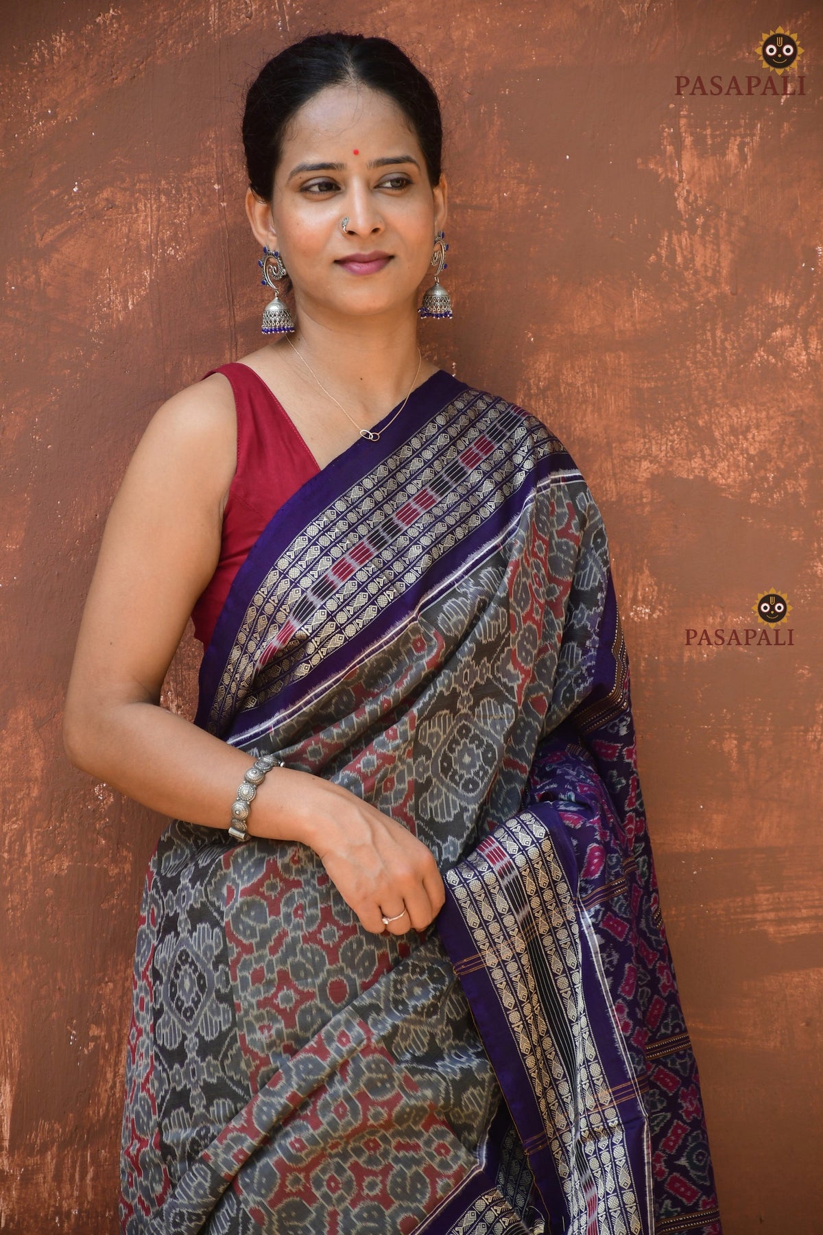 Close-up of fish motif border on Kusumalata Sambalpuri Bandha saree — Bhulia handloom weave in grey and rust mercerized cotton