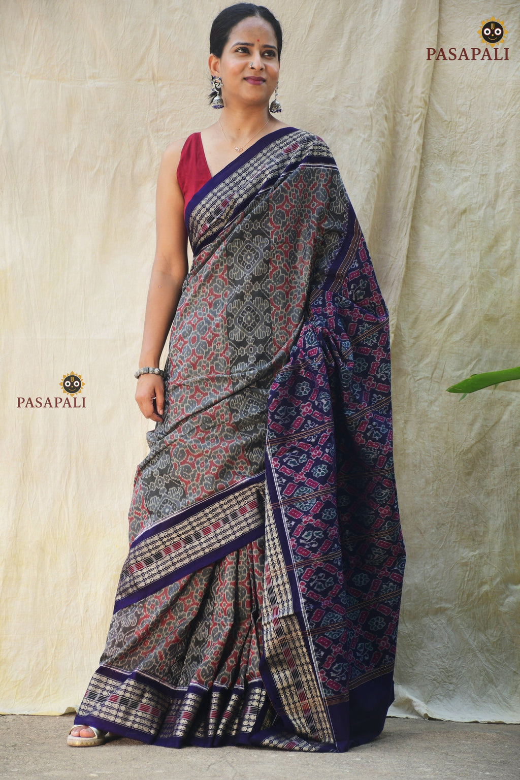 Body weave detail of Kusumalata Sambalpuri cotton saree — Phula jala motif in double ikat across grey mercerized cotton ground