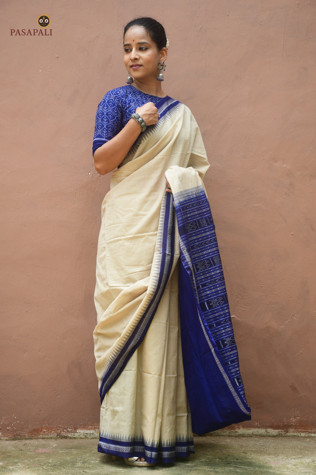 Front drape view of Kusumavali — GI certified Sambalpuri cotton saree in off-white with blue kathiphera and ek phulia border by Pasapali