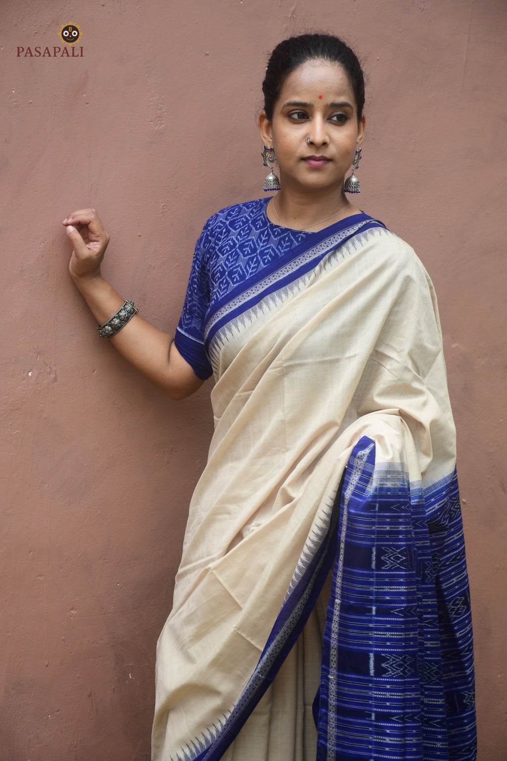 Pallu detail of Kusumavali showing traditional phula motif in Bandha double ikat — off-white Sambalpuri handloom saree by Pasapali