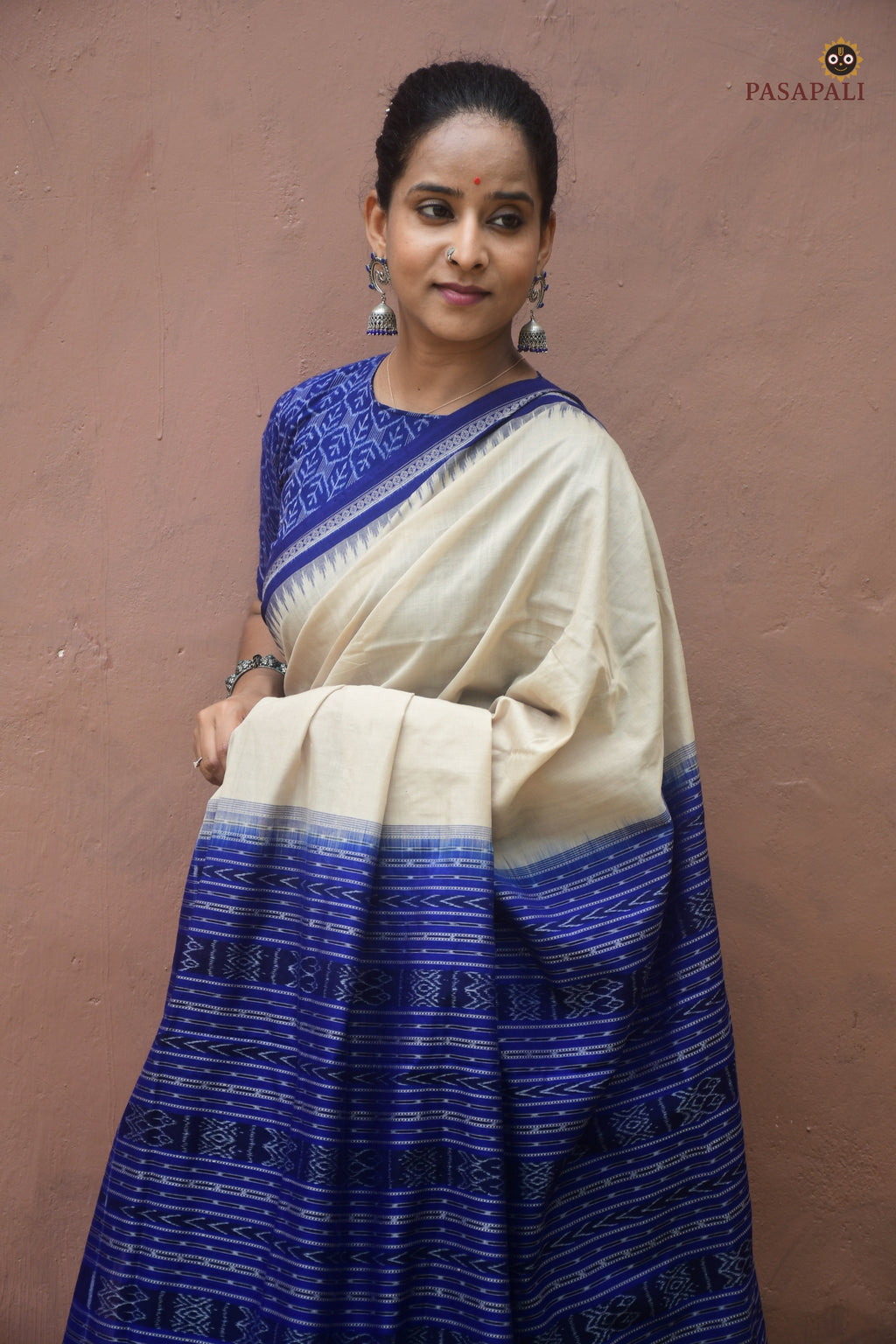 Body weave detail of Kusumavali — solid plain off-white mercerized cotton with 120x120 thread count, Sambalpuri Bandha by Pasapali