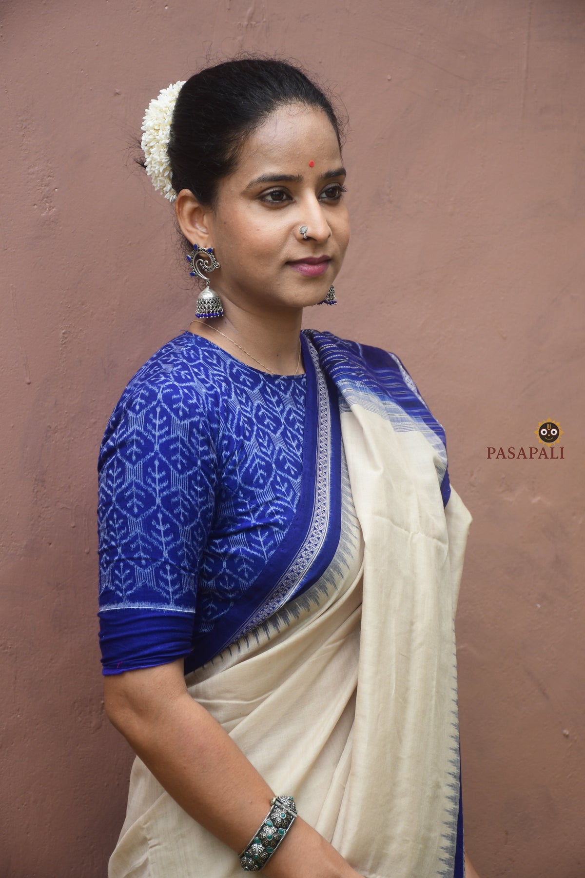 Surface texture detail of Kusumavali mercerized cotton Sambalpuri saree — smooth hand-feel from Bhulia weavers, Odisha, Pasapali
