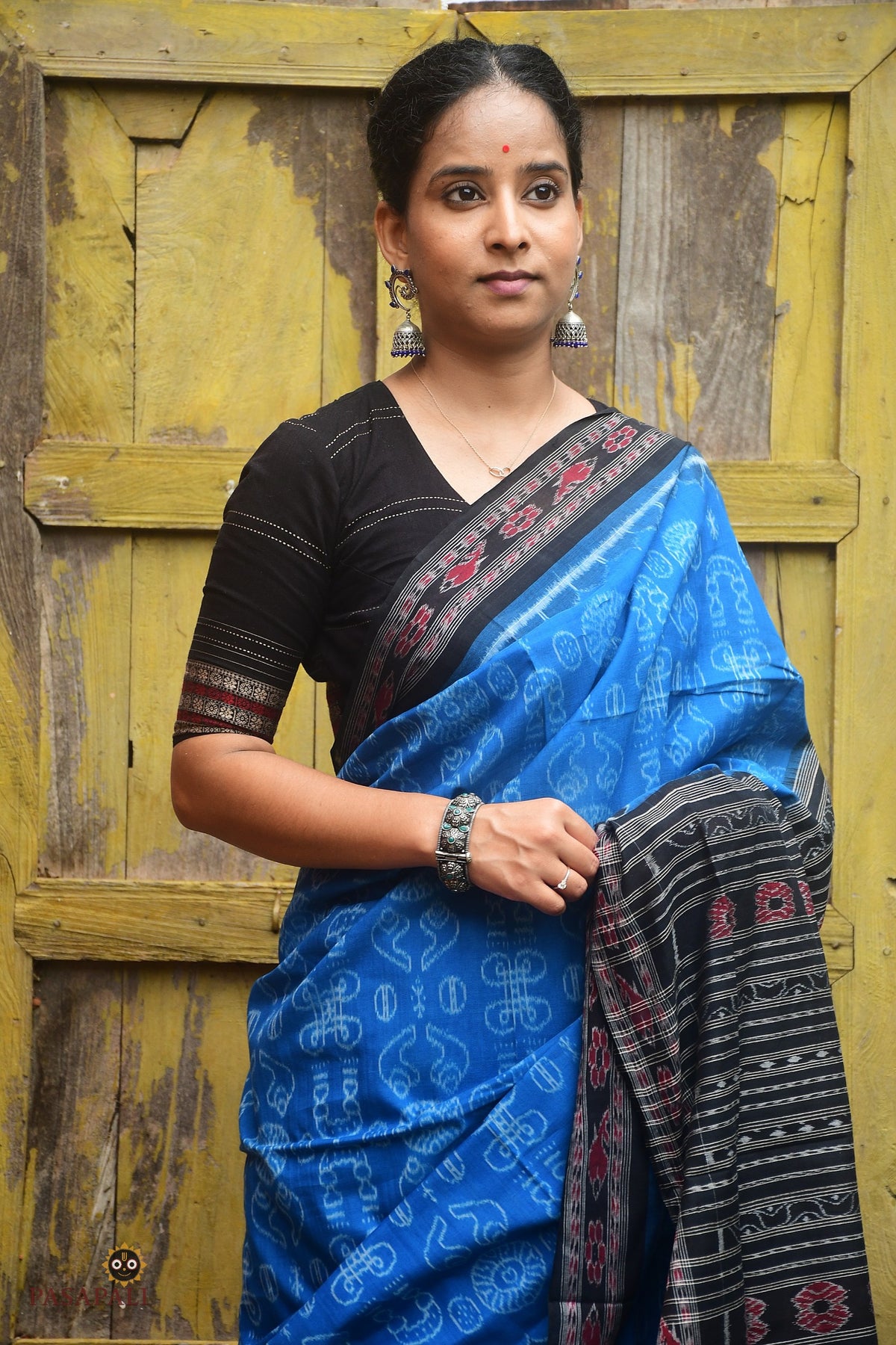 Front drape of Laxmi blue Sambalpuri cotton saree showing Lakshmi yantra body motif — Pasapali Bandha weave