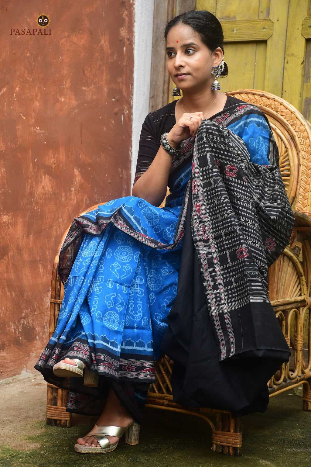 Close-up of rudraksha border on Laxmi blue Sambalpuri Bandha saree — Bhulia handloom, Pasapali