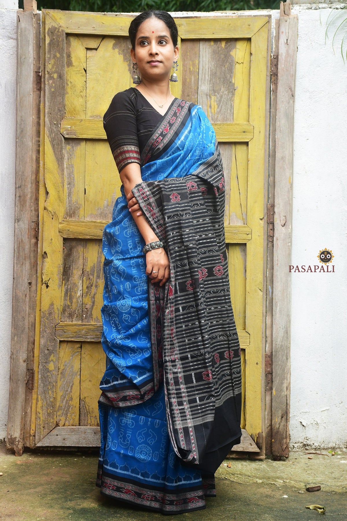 Body weave detail showing shankha and Lakshmi paado motifs on blue Sambalpuri Bandha saree — Pasapali