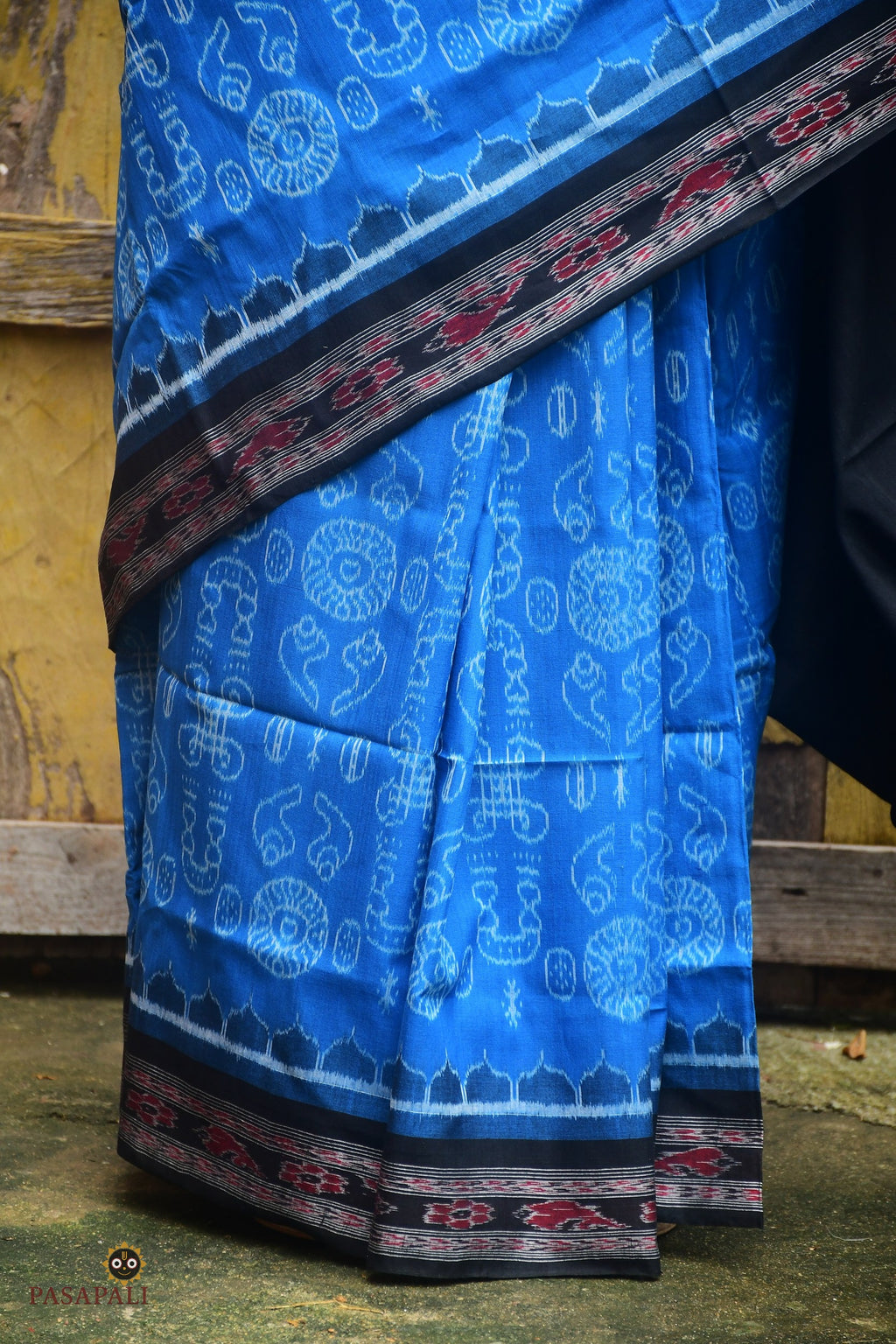 Mercerized cotton texture detail of Laxmi Sambalpuri Bandha saree in blue and black — Pasapali handloom