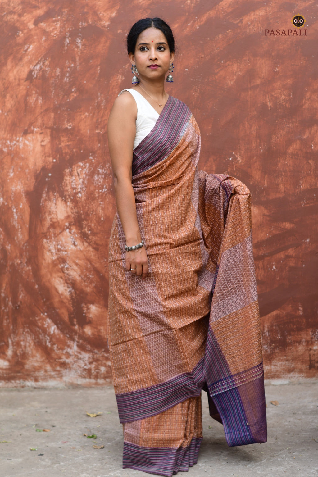 Lekhika Bandha saree body weave close-up — small geometric ikat checks, mercerized cotton, Sambalpuri handloom, Pasapali