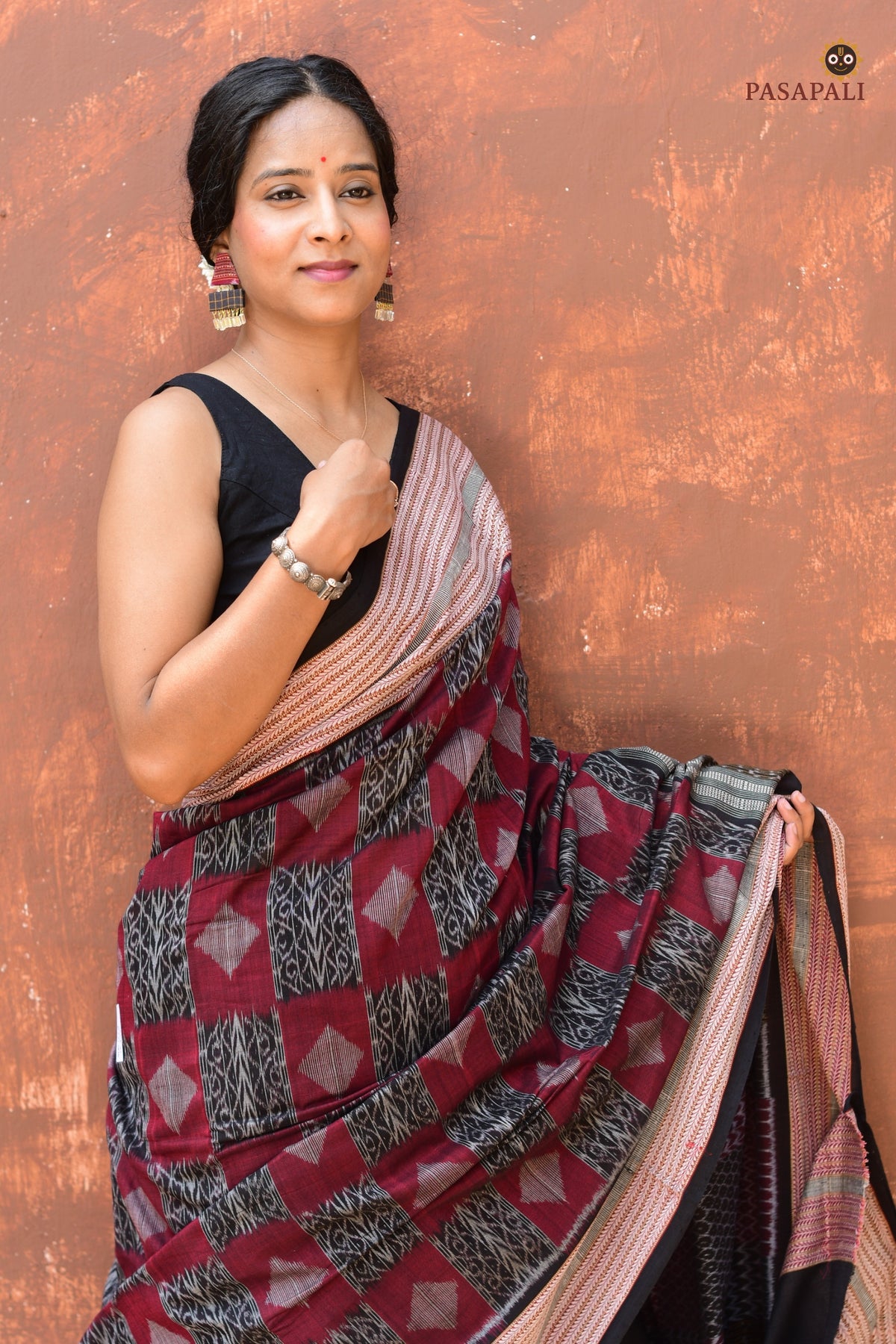 Lopamudra — woven texture detail of Bandha double ikat on maroon mercerized cotton Sambalpuri saree, Pasapali