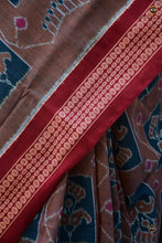 Load image into Gallery viewer, Madhavi Sambalpuri cotton saree drape detail showing maroon Rudraksha border and Lata motif pallu — Pasapali
