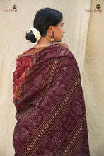 Load image into Gallery viewer, Close-up mercerized cotton weave of Mahalakshmi — 120-count Sambalpuri Bandha ikat saree, Pasapali
