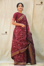 Load image into Gallery viewer, Traditional Sambalpuri border close-up on Mahalakshmi maroon Bandha cotton saree — Bhulia weavers, Pasapali
