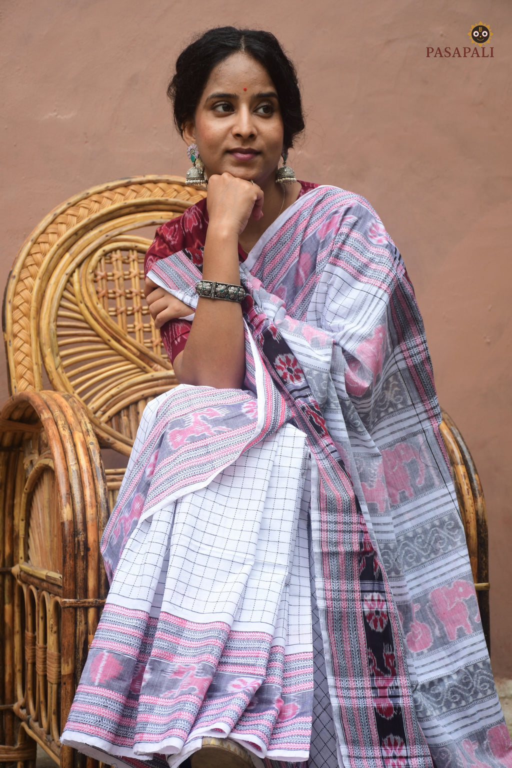 Flat lay of Malini white Sachipar Sambalpuri handloom saree — full length showing body, border and pallu by Pasapali