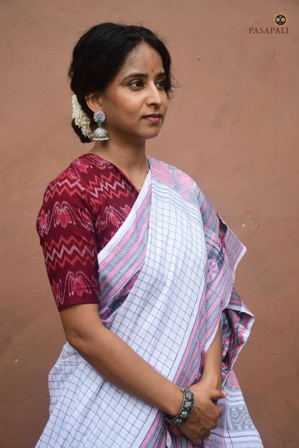 Malini Sachipar pallu detail — traditional ikat fish and flower motifs in white Sambalpuri handloom by Pasapali