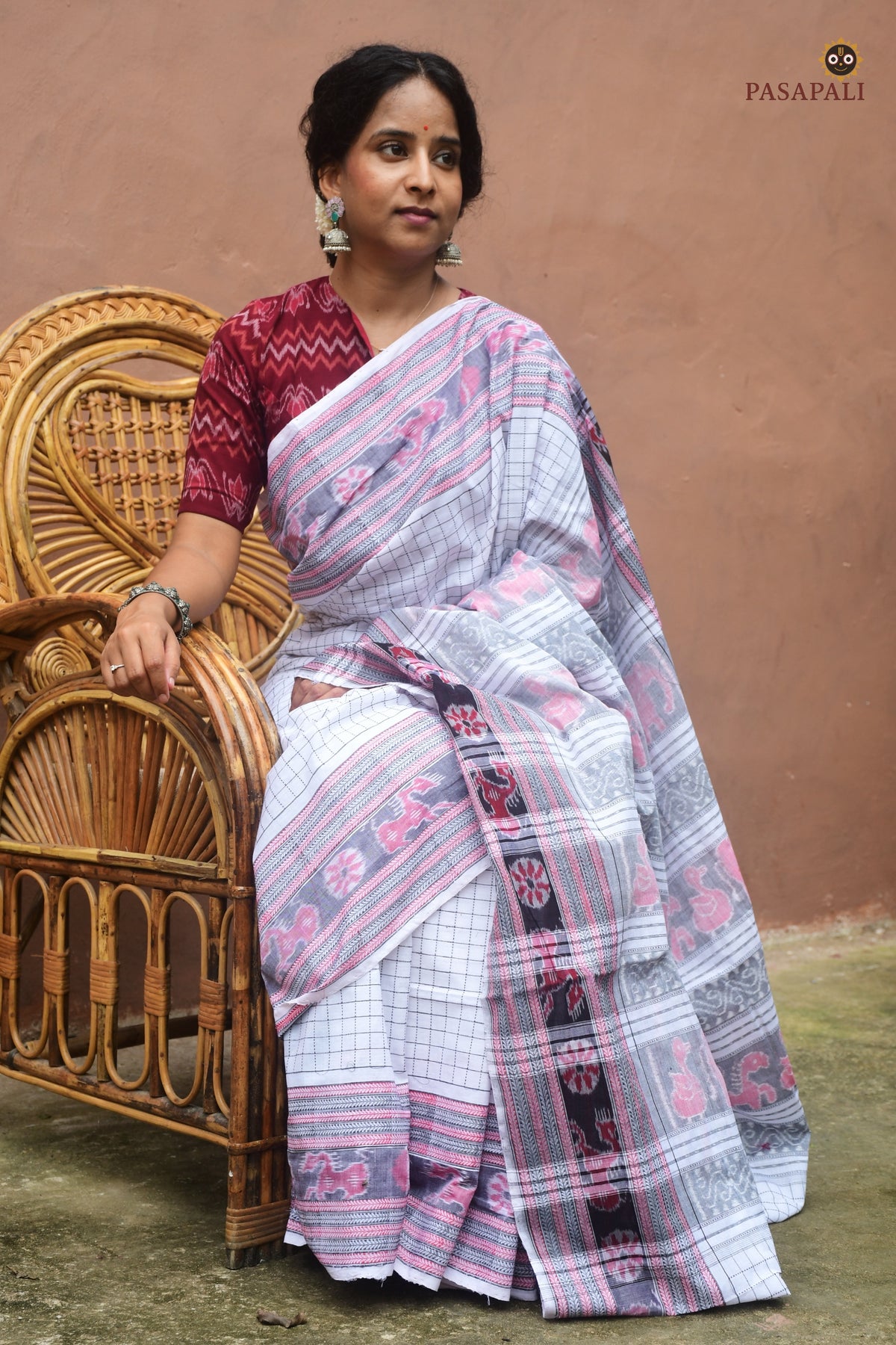 Close-up of khajur chevron border with ikat motifs on Malini white Sachipar Sambalpuri cotton saree by Pasapali
