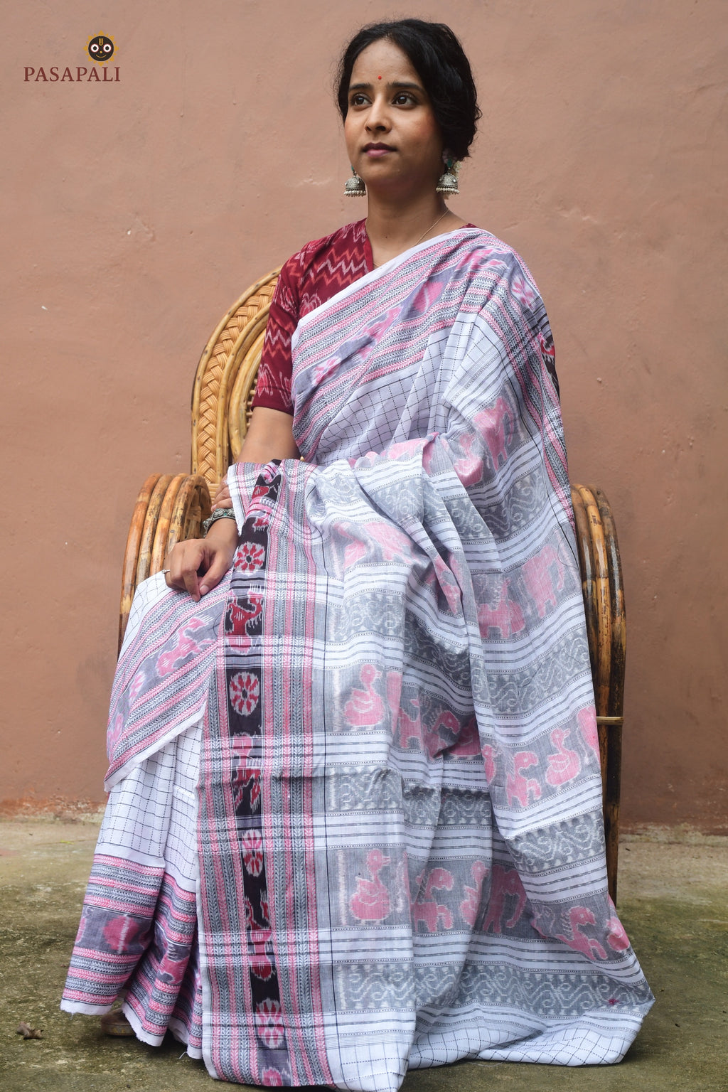 Danti check body of Malini white Sachipar saree — jala technique weave detail, Sambalpuri handloom by Pasapali