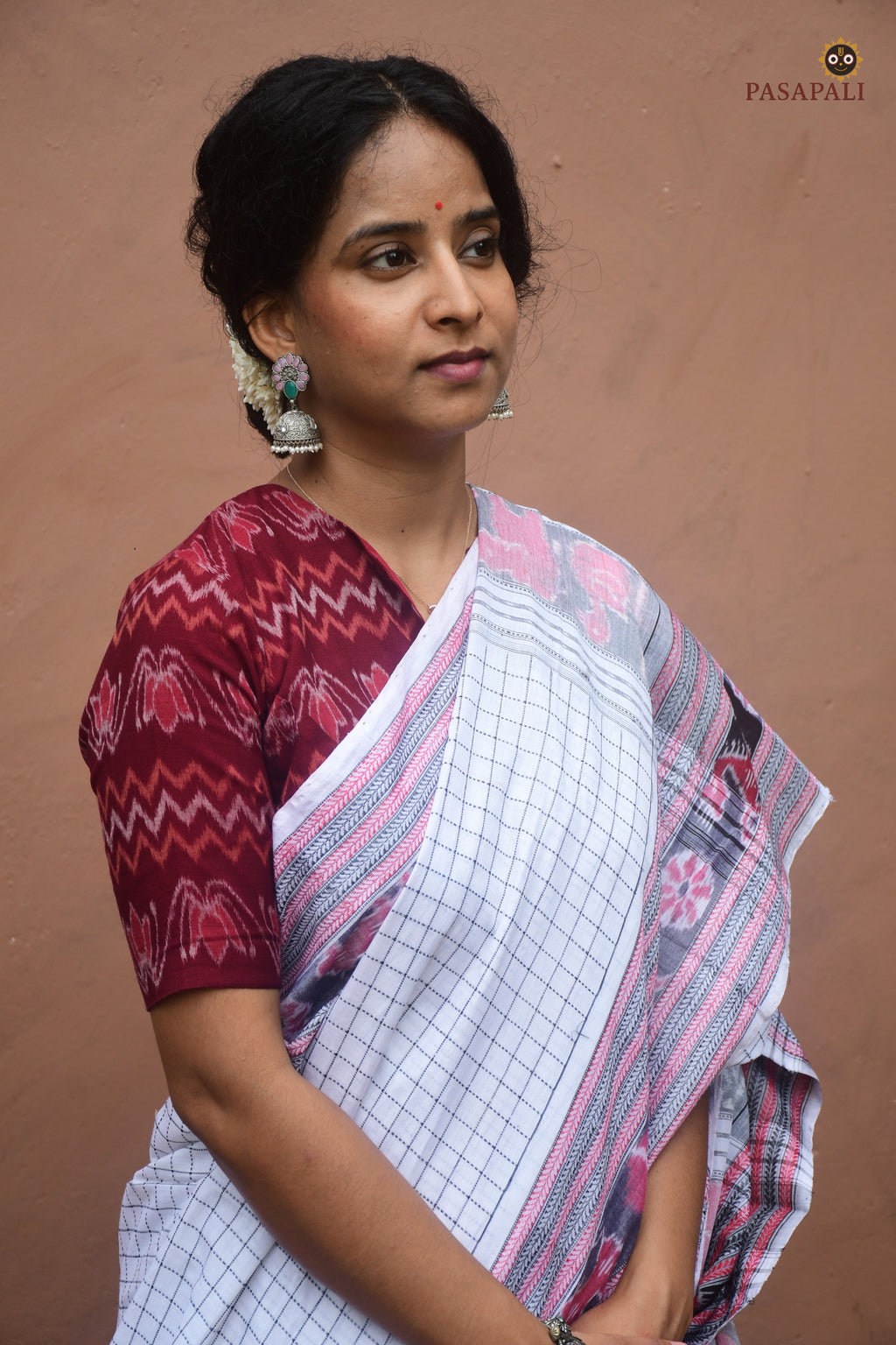 Mercerized cotton texture detail of Malini white Sambalpuri Sachipar saree — Bandha double ikat surface by Pasapali