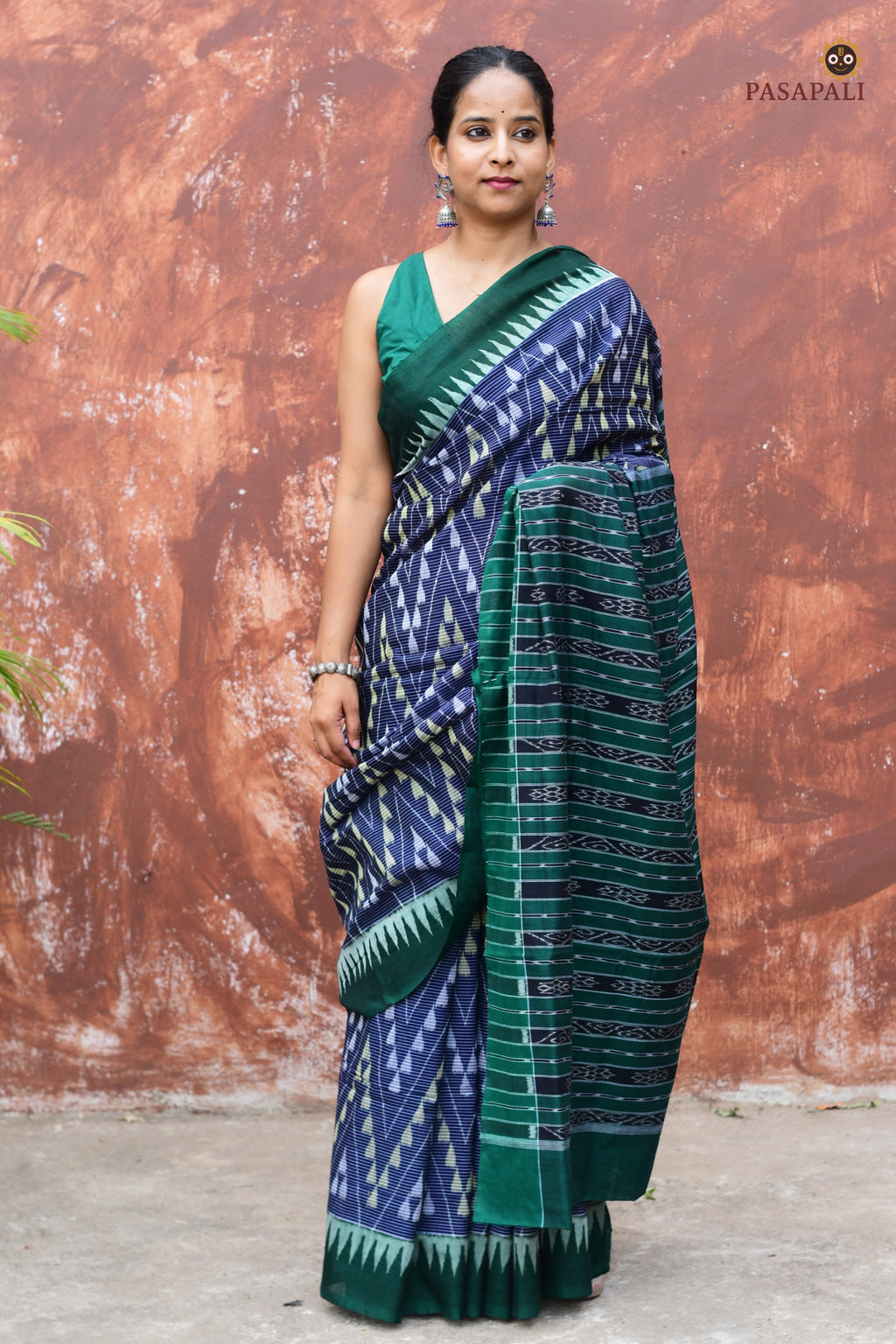 Close-up of solid green kumbha border on Mandakranta blue Sambalpuri Bandha cotton saree by Pasapali, Odisha