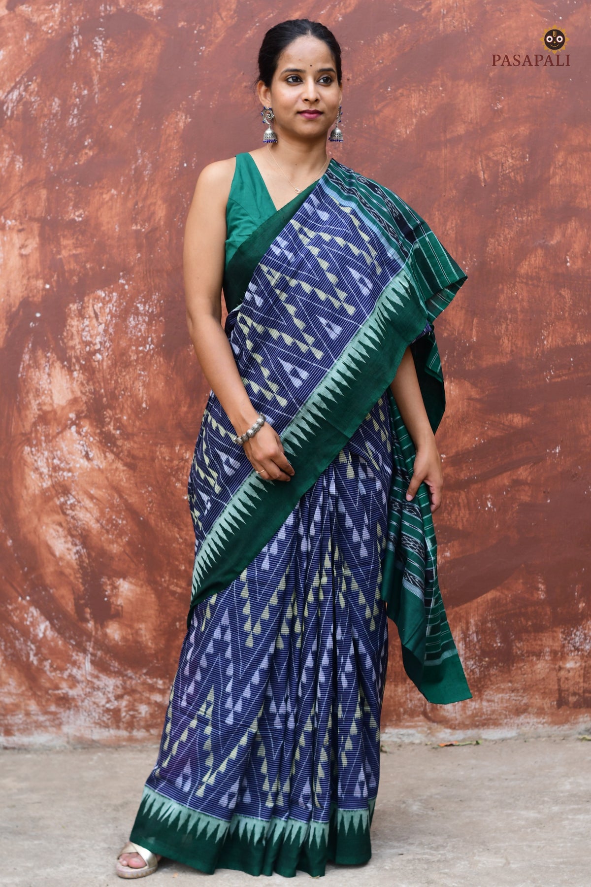 Texture close-up of Mandakranta mercerized cotton Sambalpuri Bandha saree — Bhulia handloom weave, Odisha, by Pasapali
