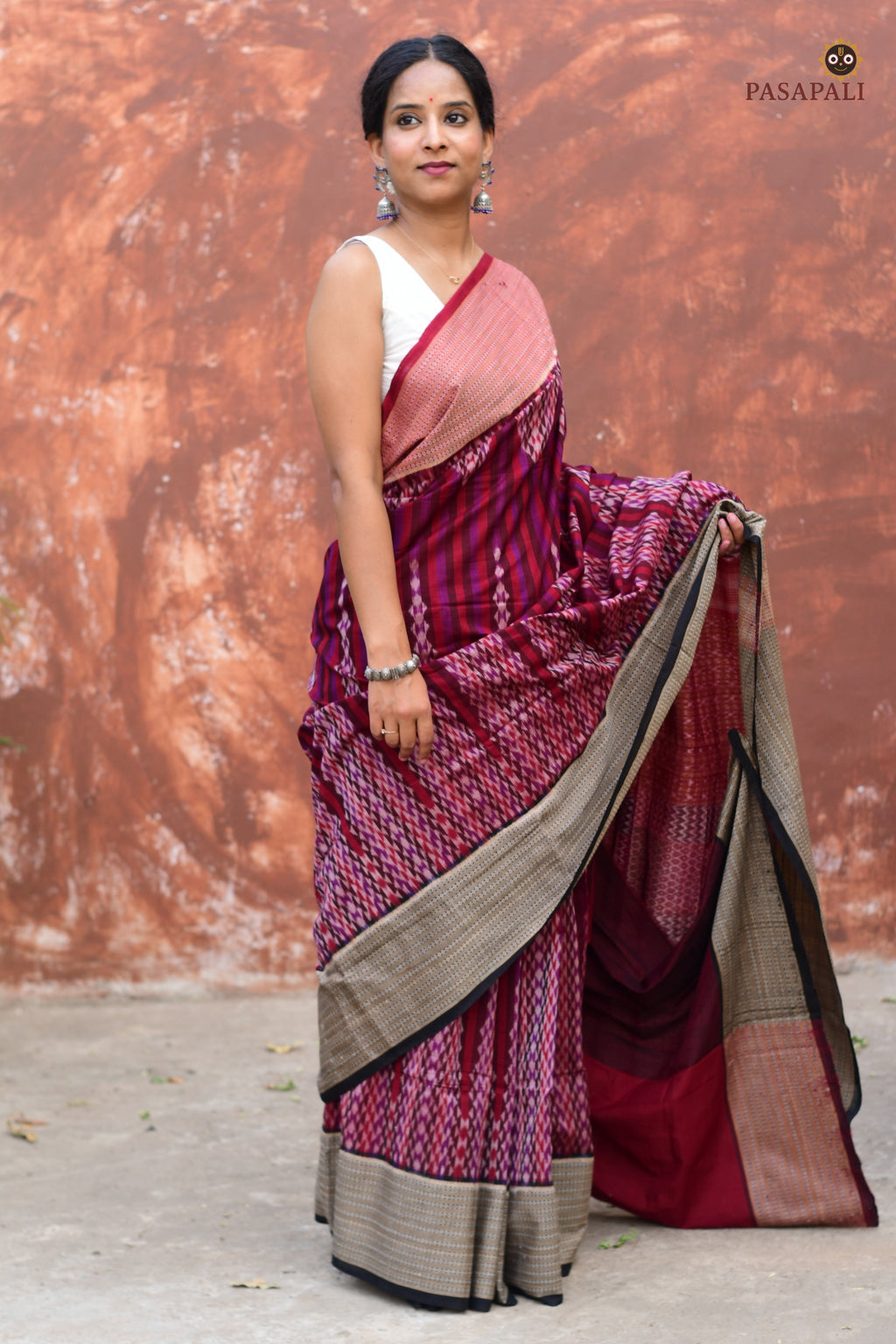 Mandira burgundy Sambalpuri Bandha mercerized cotton saree — full hero view, kumbha body, Ganga Jamuna border | Pasapali