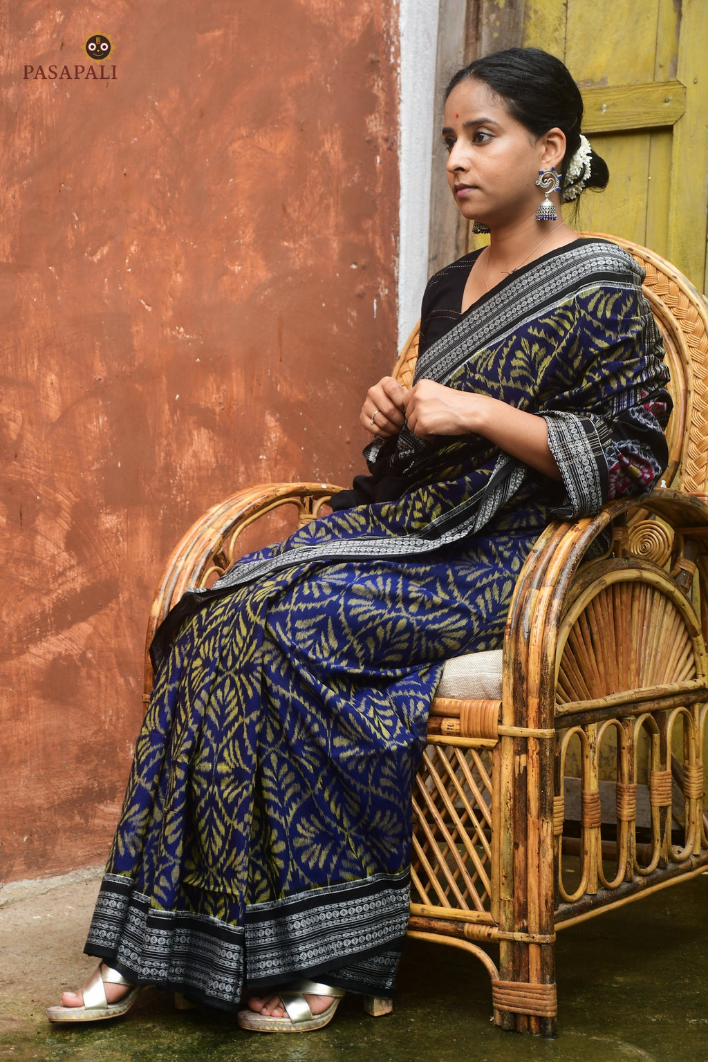 Overall flat lay of Manjari Blue Black Sambalpuri Bandha mercerized cotton saree with blouse piece, Pasapali