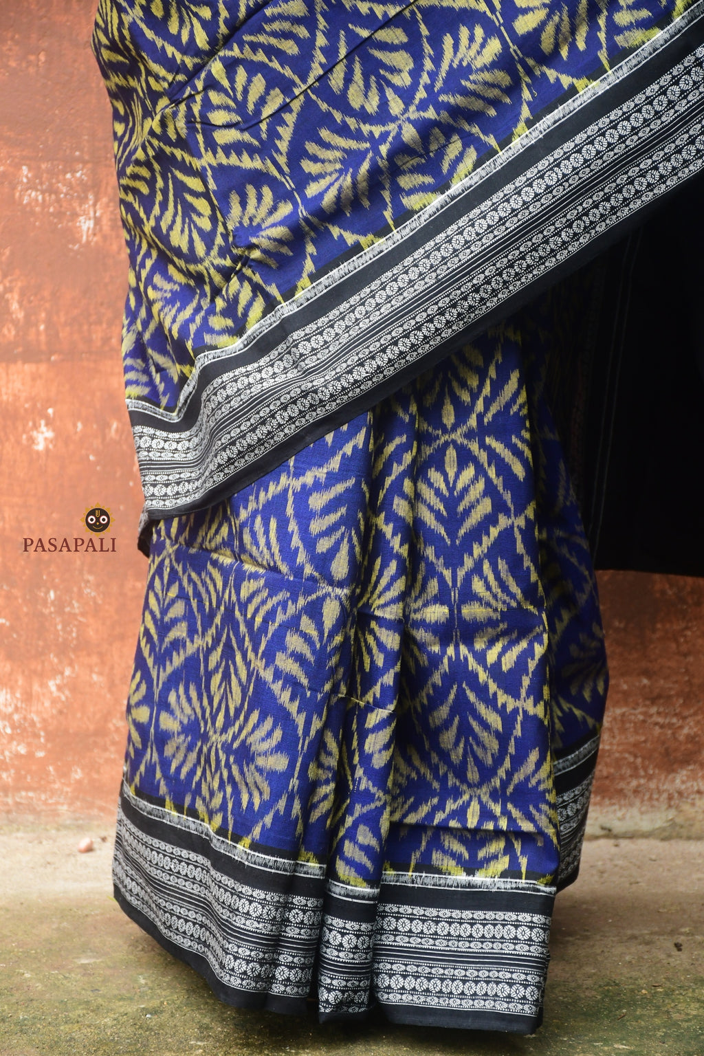 Front drape of Manjari in mercerized cotton — Sambalpuri Bandha weave, bird motif pallu, rudraksha border, Pasapali