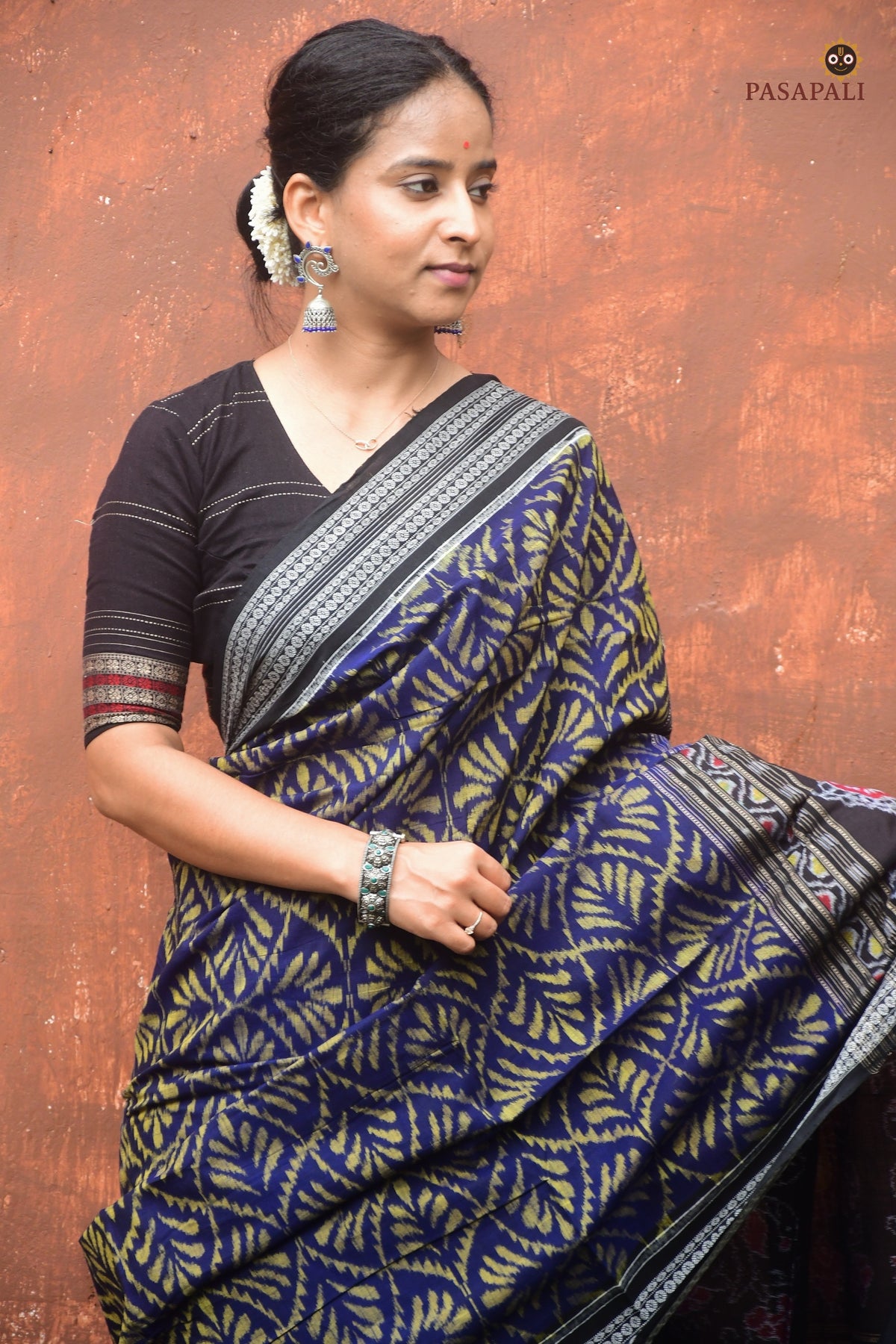 Body weave detail of Manjari — patra leaf motifs in Blue Black Sambalpuri double ikat cotton saree by Pasapali