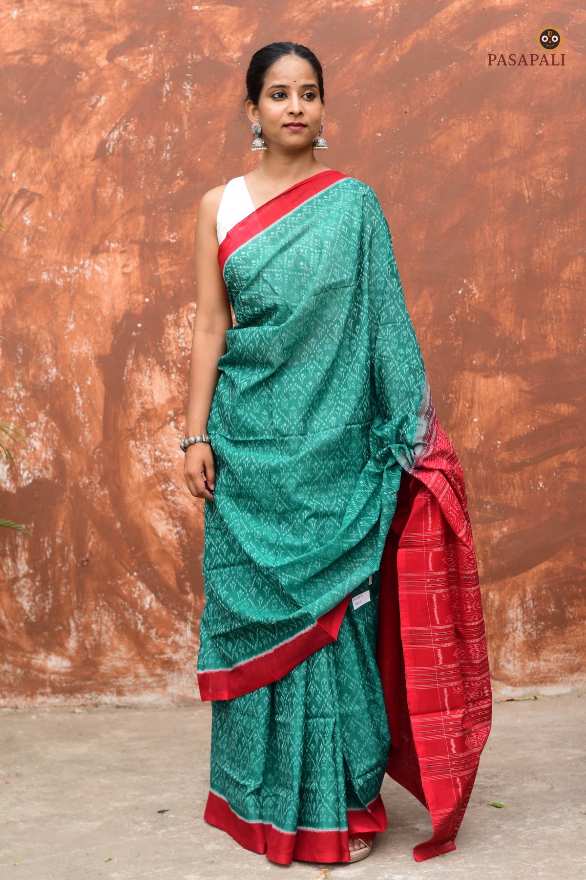 Body weave detail of Mrinmayee — small fish motif in green Sambalpuri Bandha mercerized cotton, Pasapali