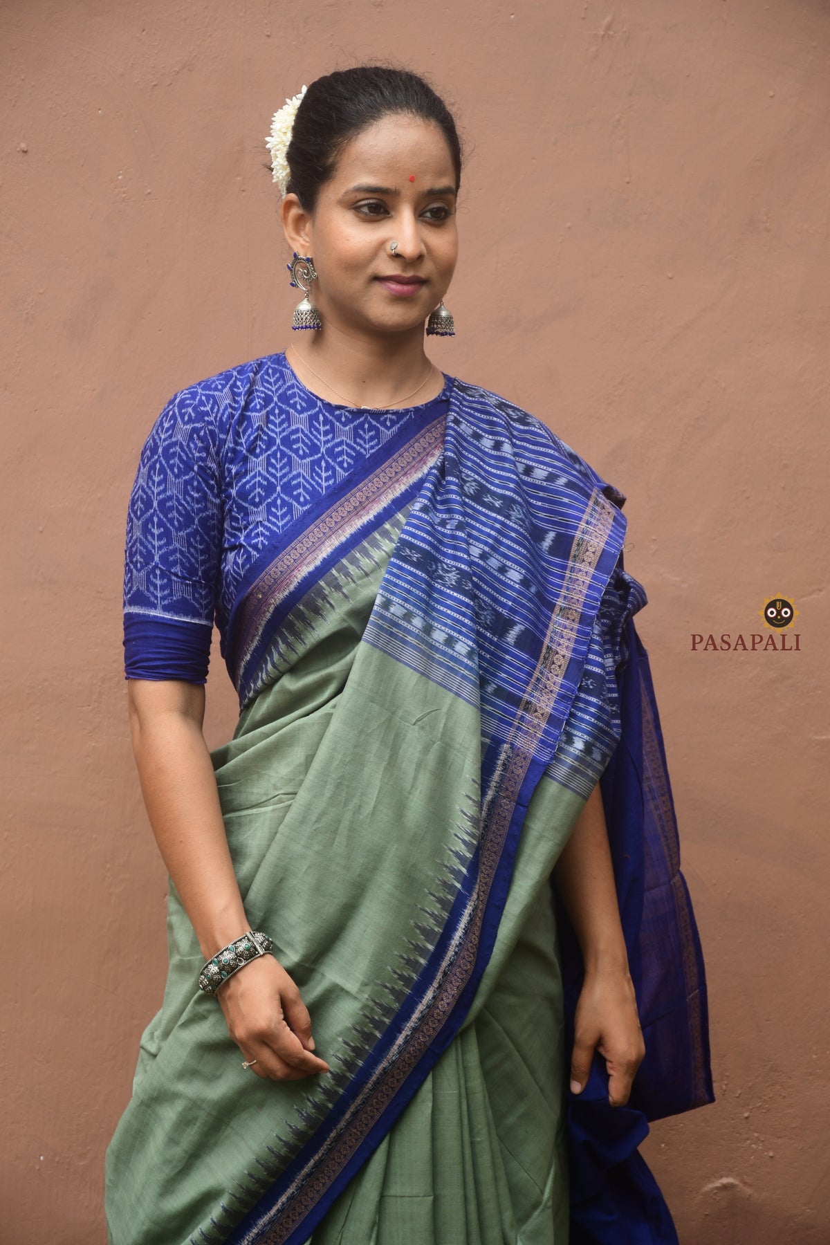 Nalini greenish grey Sambalpuri Bandha mercerized cotton saree full view — Pasapali handloom, Phula pallu, kathiphera border