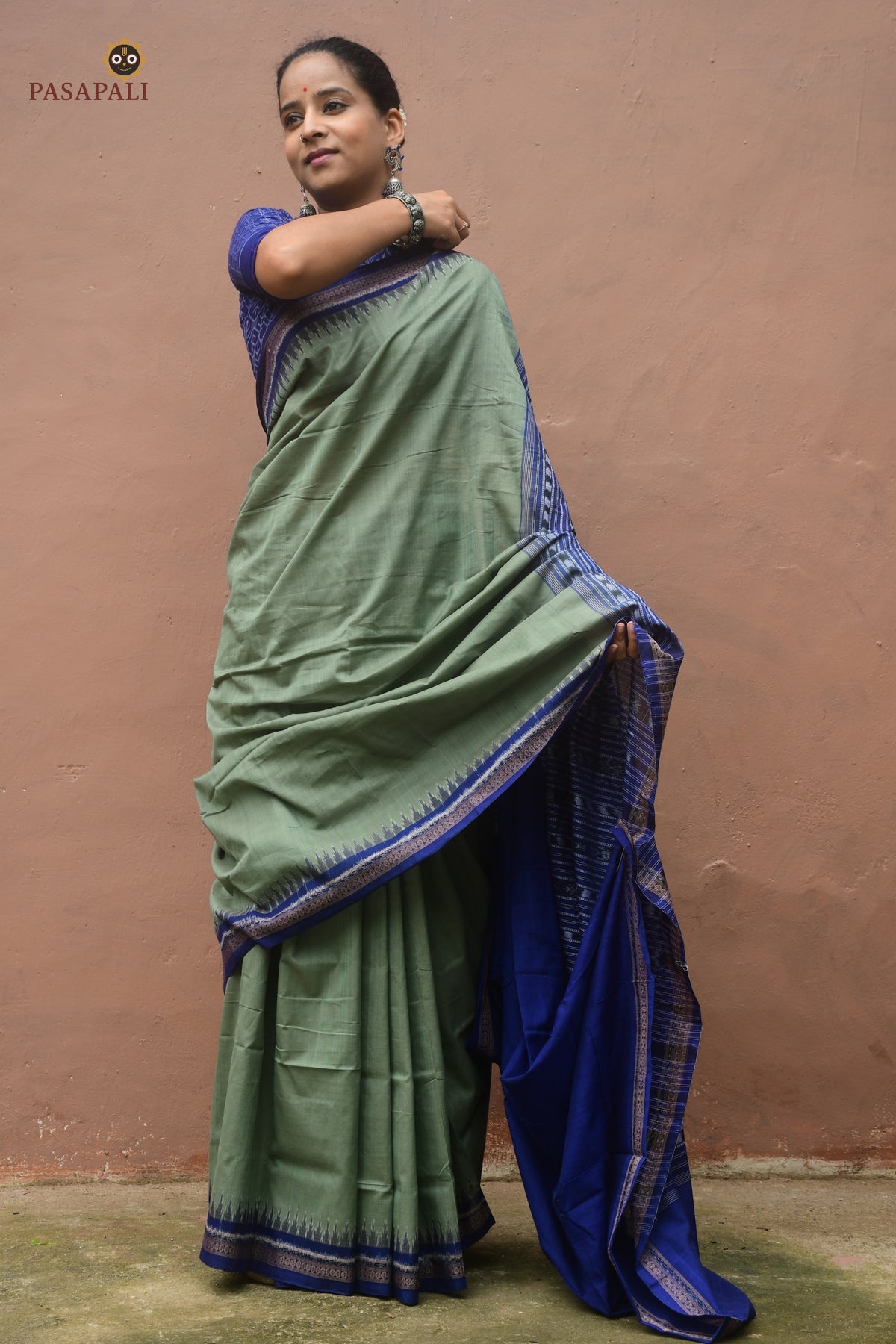 Nalini Sambalpuri cotton saree front drape — greenish grey body with blue ek phulia border, Bhulia handloom, Pasapali