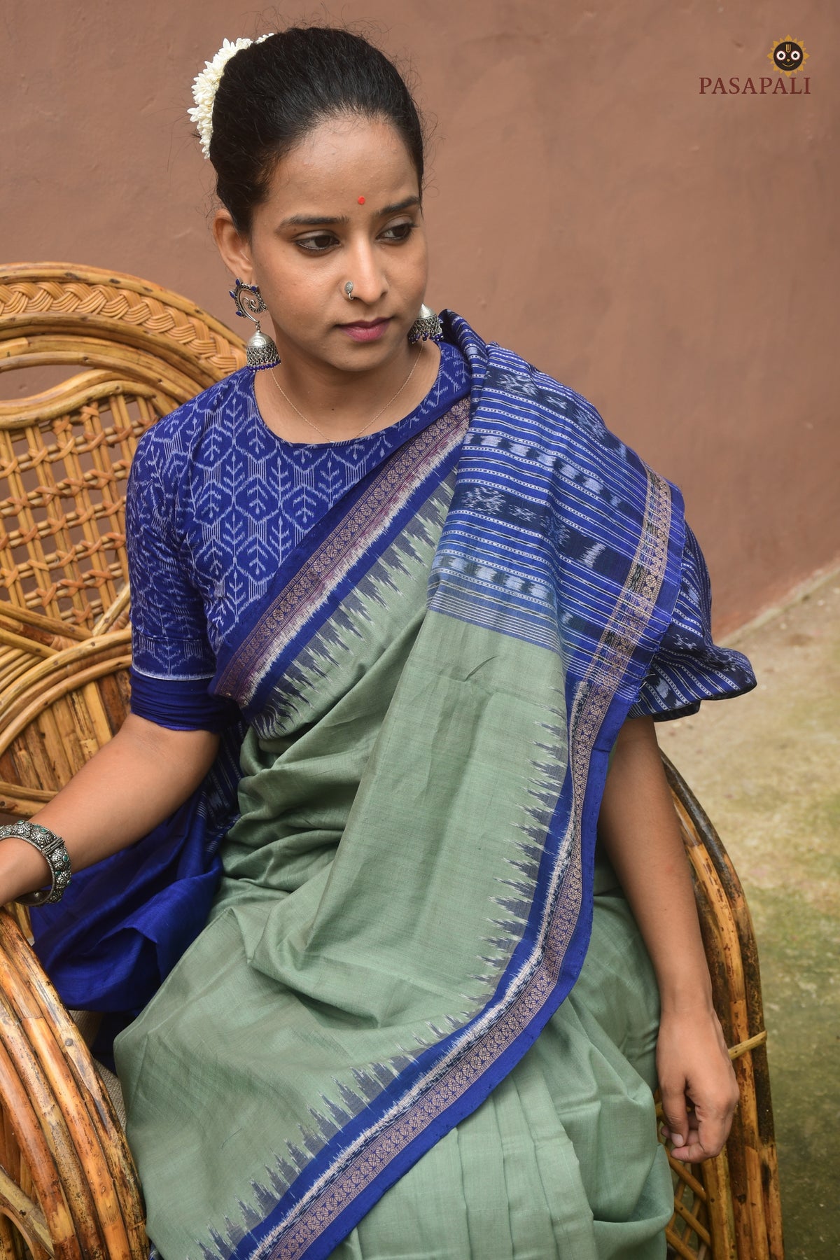 Close-up of ek phulia and kathiphera border on Nalini Sambalpuri Bandha cotton saree — double ikat, Pasapali Odisha