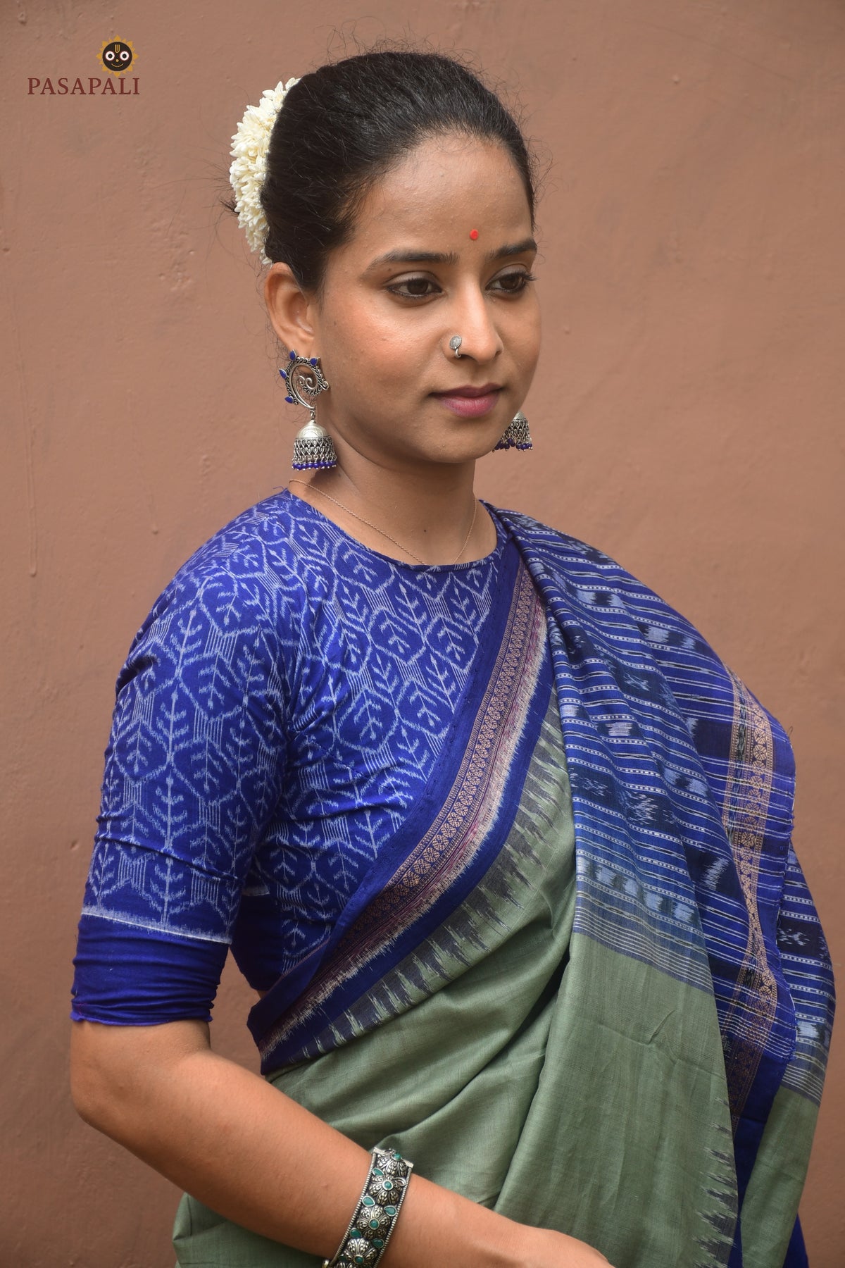 Phula motif pallu close-up on Nalini GI certified Sambalpuri cotton saree — traditional flower design, Pasapali handloom