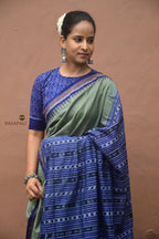 Body weave detail of Nalini Sambalpuri Bandha saree — plain greenish grey mercerized cotton, 120x120 thread count, Pasapali