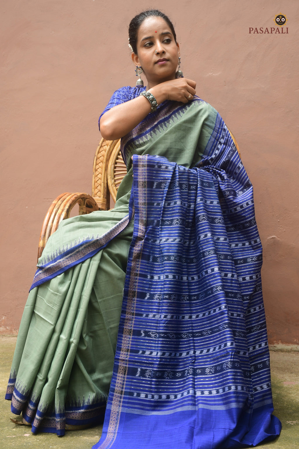 Mercerized cotton texture detail of Nalini authentic Sambalpuri handloom saree — Bandhakala double ikat weave, Pasapali