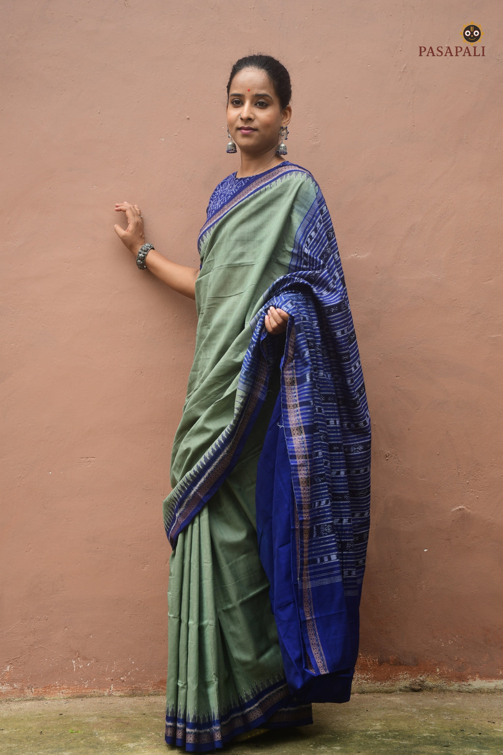 Handloom drape view of Nalini Sambalpuri Bandha saree — kathiphera border and Phula pallu in mercerized cotton, Pasapali