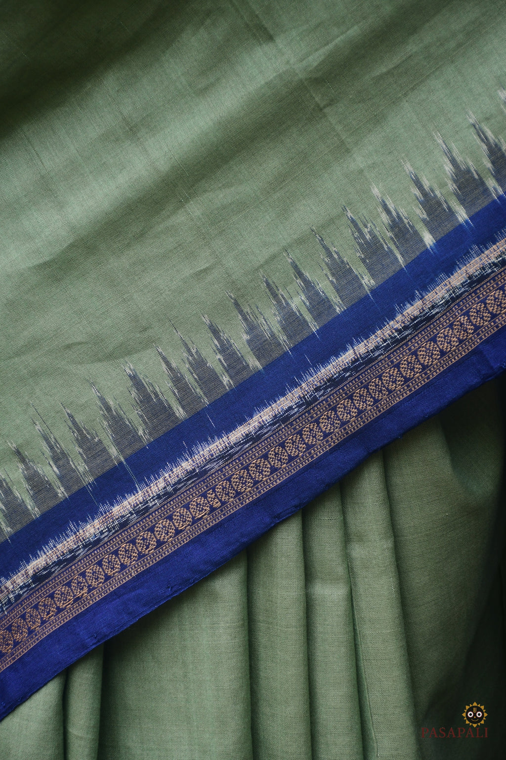 Bandha double ikat motif detail on Nalini Sambalpuri saree — Phula pattern aligned across warp and weft, Pasapali Odisha